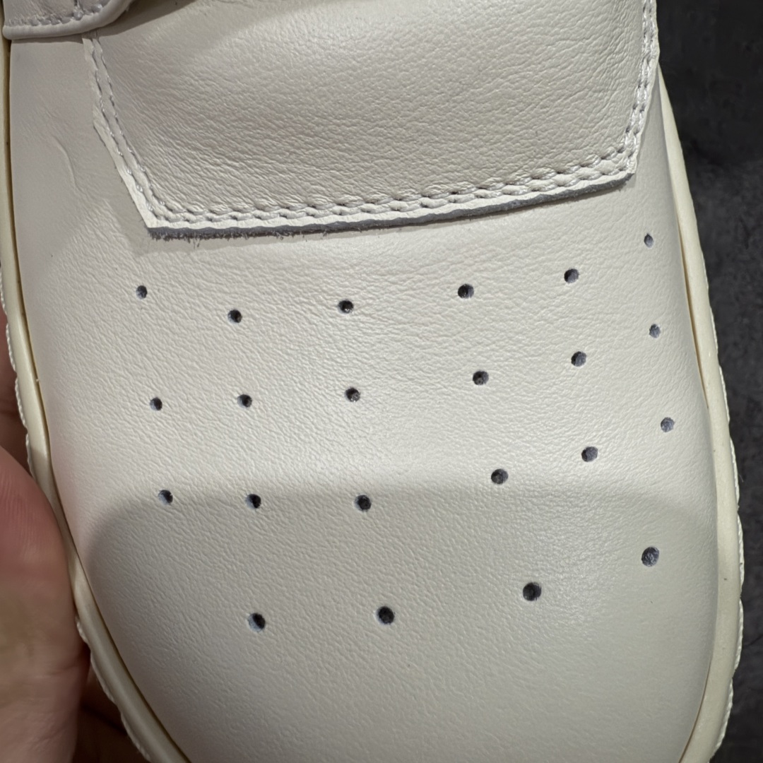 图片[6]-【莞顶渠道】RO欧文斯Rick owens 倒三角 黑白经典粗绑带搭配色，独特的倒三角和长鞋舌设计 进口原料牛皮 莞产超级顶货 新配色陆续上架 产品只会越做越漂亮💯 鞋头采用原版一致工艺 又翘又歪的效果目前这个技术市面上的任何版本都达不到这个效果 私模开发 细节一步到位不敢说百分百💯保证有百分之98还原 慢工出细活 好的产品不怕晚 这次的开发针对艺术家 收藏家 高品质 的人群 水染粒面小牛皮材质，和针车间距都是极致还原！ 顶级头层的小牛皮，质感无敌，奢侈品的触感！ 定制品牌logo的拉链！超大一比一规格礼盒装，重达3斤以上，外加定制欧文斯保护盒！ 配有日文、英文，双语种配件卡片！细节诠释，一件不落。 鞋盒翻盖 三标，正面+底部都一一做到！虽然增加不了实质的成本，但是打磨产品的细节，再微小也会还原！ 尺码：35 36 37 38 39 40 41 42 43 44 45 46-选品中心