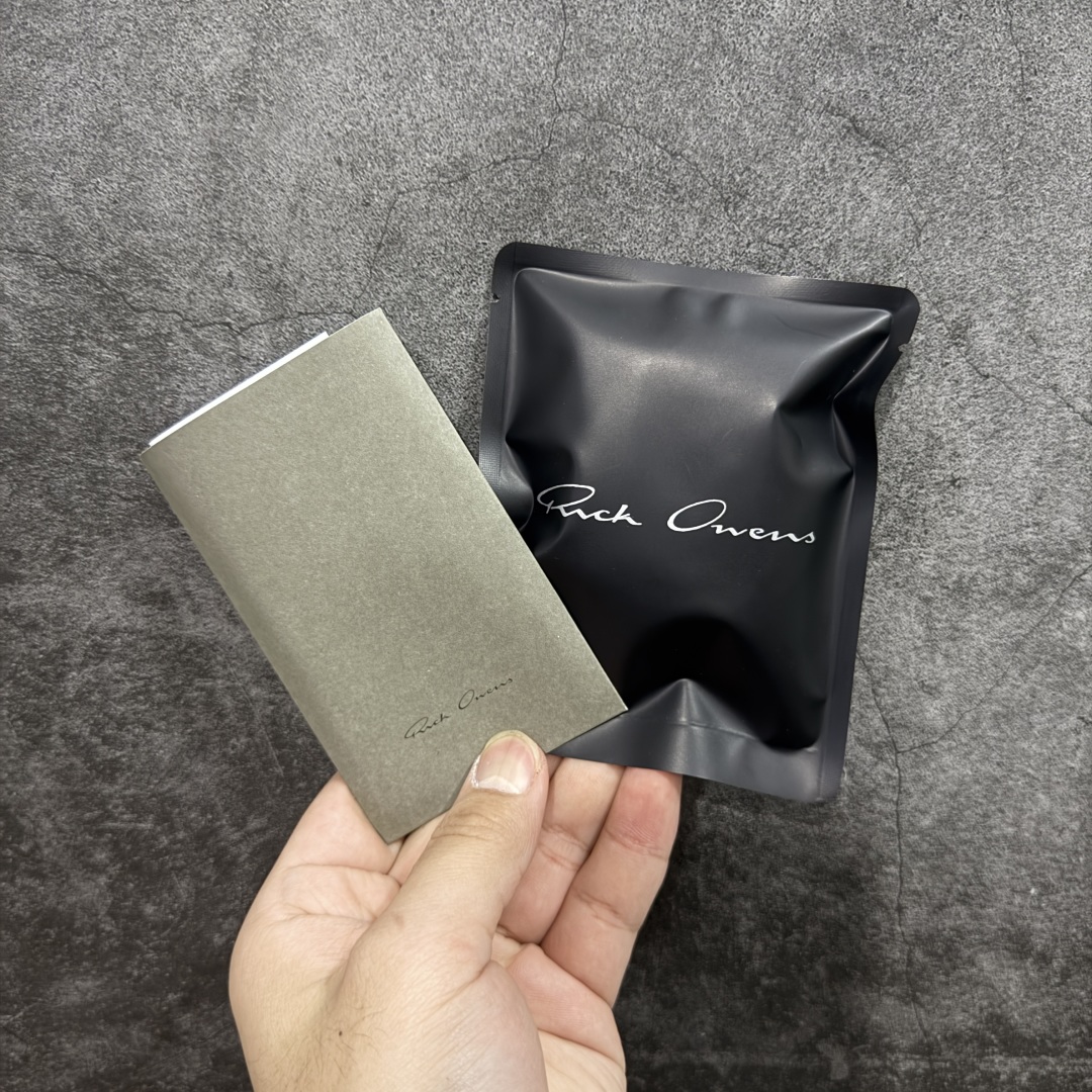 图片[9]-【莞顶渠道】RO欧文斯Rick owens 倒三角 黑白经典粗绑带搭配色，独特的倒三角和长鞋舌设计 进口原料牛皮 莞产超级顶货 新配色陆续上架 产品只会越做越漂亮💯 鞋头采用原版一致工艺 又翘又歪的效果目前这个技术市面上的任何版本都达不到这个效果 私模开发 细节一步到位不敢说百分百💯保证有百分之98还原 慢工出细活 好的产品不怕晚 这次的开发针对艺术家 收藏家 高品质 的人群 水染粒面小牛皮材质，和针车间距都是极致还原！ 顶级头层的小牛皮，质感无敌，奢侈品的触感！ 定制品牌logo的拉链！超大一比一规格礼盒装，重达3斤以上，外加定制欧文斯保护盒！ 配有日文、英文，双语种配件卡片！细节诠释，一件不落。 鞋盒翻盖 三标，正面+底部都一一做到！虽然增加不了实质的成本，但是打磨产品的细节，再微小也会还原！ 尺码：35 36 37 38 39 40 41 42 43 44 45 46-选品中心