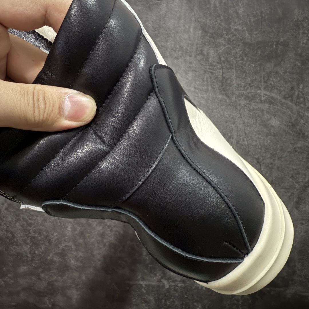 图片[3]-【莞顶渠道】RO欧文斯Rick owens 倒三角 黑白经典粗绑带搭配色，独特的倒三角和长鞋舌设计 进口原料牛皮 莞产超级顶货 新配色陆续上架 产品只会越做越漂亮💯 鞋头采用原版一致工艺 又翘又歪的效果目前这个技术市面上的任何版本都达不到这个效果 私模开发 细节一步到位不敢说百分百💯保证有百分之98还原 慢工出细活 好的产品不怕晚 这次的开发针对艺术家 收藏家 高品质 的人群 水染粒面小牛皮材质，和针车间距都是极致还原！ 顶级头层的小牛皮，质感无敌，奢侈品的触感！ 定制品牌logo的拉链！超大一比一规格礼盒装，重达3斤以上，外加定制欧文斯保护盒！ 配有日文、英文，双语种配件卡片！细节诠释，一件不落。 鞋盒翻盖 三标，正面+底部都一一做到！虽然增加不了实质的成本，但是打磨产品的细节，再微小也会还原！ 尺码：35 36 37 38 39 40 41 42 43 44 45 46-选品中心