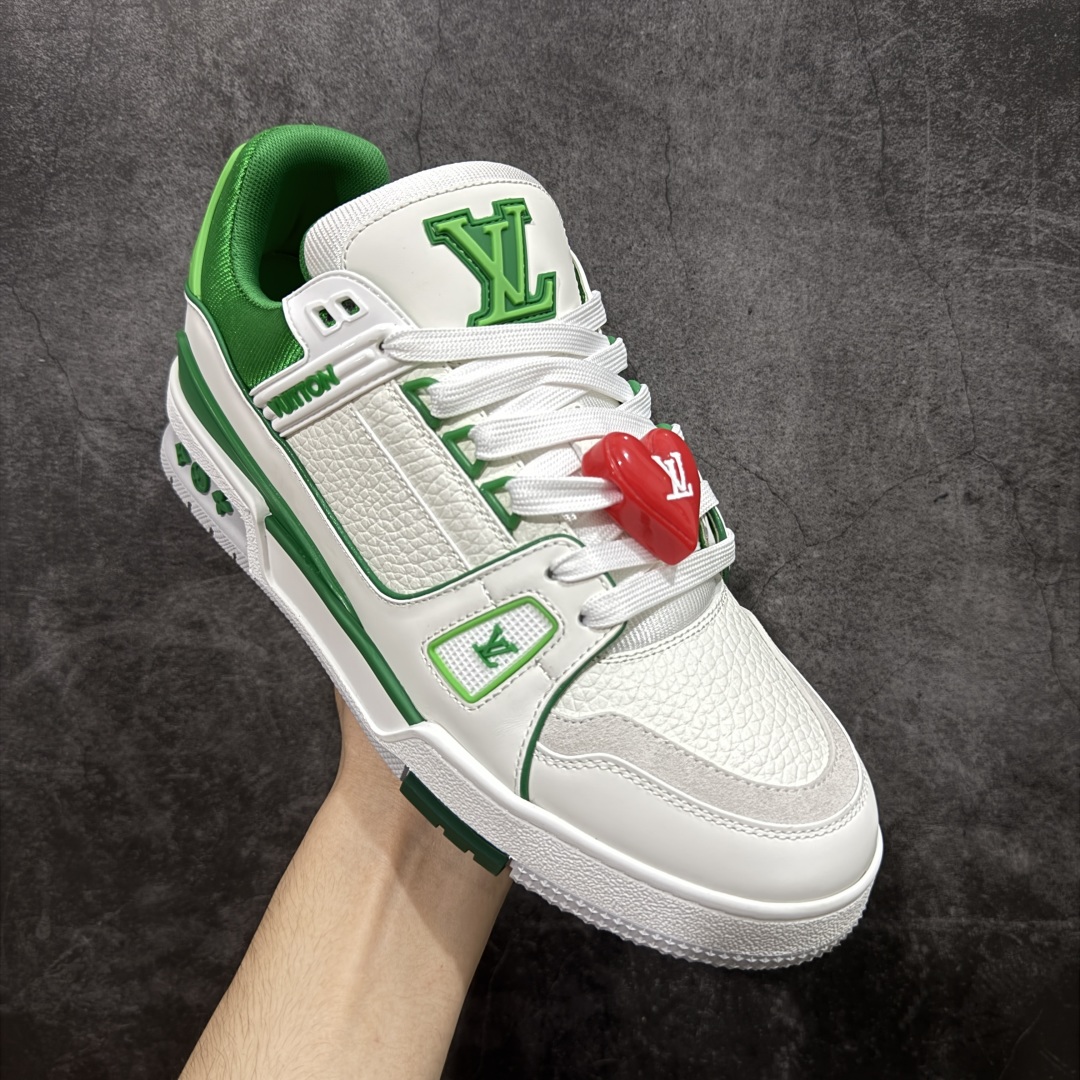 图片[3]-【广东纯原版本】LV Louis Vuitton Trainer 限定联名 低帮休闲板鞋 代购级别 ZP级全套包装 原版购入历时近两个月开发打造！ 经典多拼色超好看 原版完美楦型 调试了两个月 鞋面独家订制压纹粒面小牛皮 大底TPU、模具费2w+ 质感媲美原版 垫脚聚米微料加透气英伦网布 细节原版一致 ❗️请注意区分市面通货材料 版型 包装配件 尺码： 38 39 40 41 42 43 44 45 46-选品中心