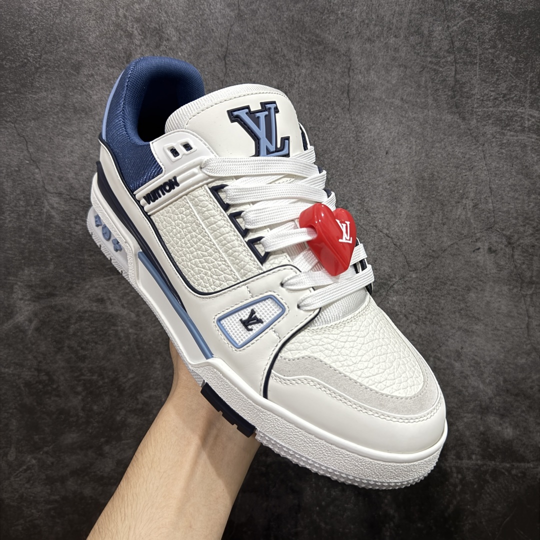 图片[3]-【广东纯原版本】LV Louis Vuitton Trainer 限定联名 低帮休闲板鞋 代购级别 ZP级全套包装 原版购入历时近两个月开发打造！ 经典多拼色超好看 原版完美楦型 调试了两个月 鞋面独家订制压纹粒面小牛皮 大底TPU、模具费2w+ 质感媲美原版 垫脚聚米微料加透气英伦网布 细节原版一致 ❗️请注意区分市面通货材料 版型 包装配件 尺码： 38 39 40 41 42 43 44 45 46-选品中心