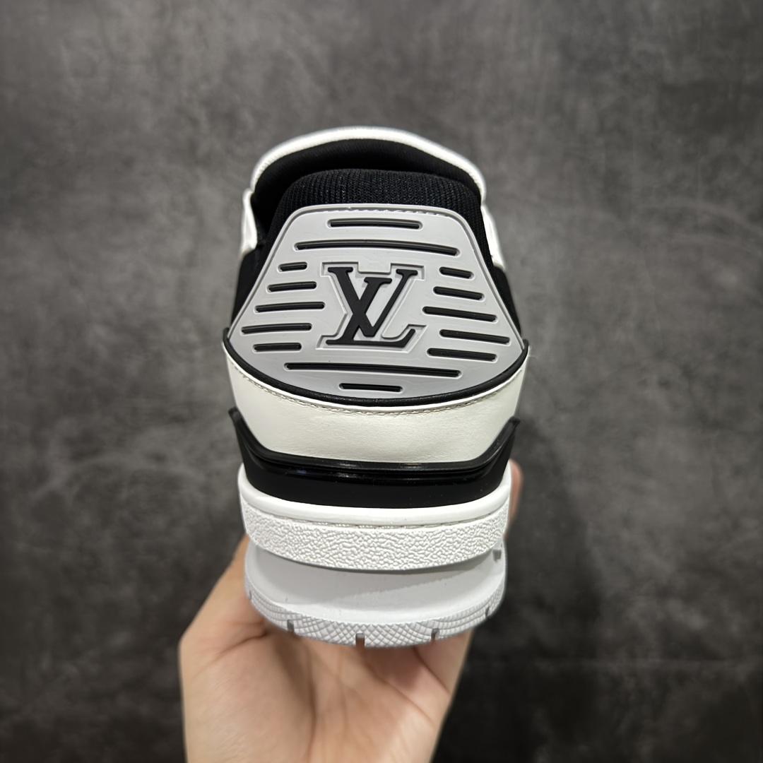 图片[4]-【广东纯原版本】LV Louis Vuitton Trainer 限定联名 低帮休闲板鞋 代购级别 ZP级全套包装 原版购入历时近两个月开发打造！ 经典多拼色超好看 原版完美楦型 调试了两个月 鞋面独家订制压纹粒面小牛皮 大底TPU、模具费2w+ 质感媲美原版 垫脚聚米微料加透气英伦网布 细节原版一致 ❗️请注意区分市面通货材料 版型 包装配件 尺码： 38 39 40 41 42 43 44 45 46-选品中心