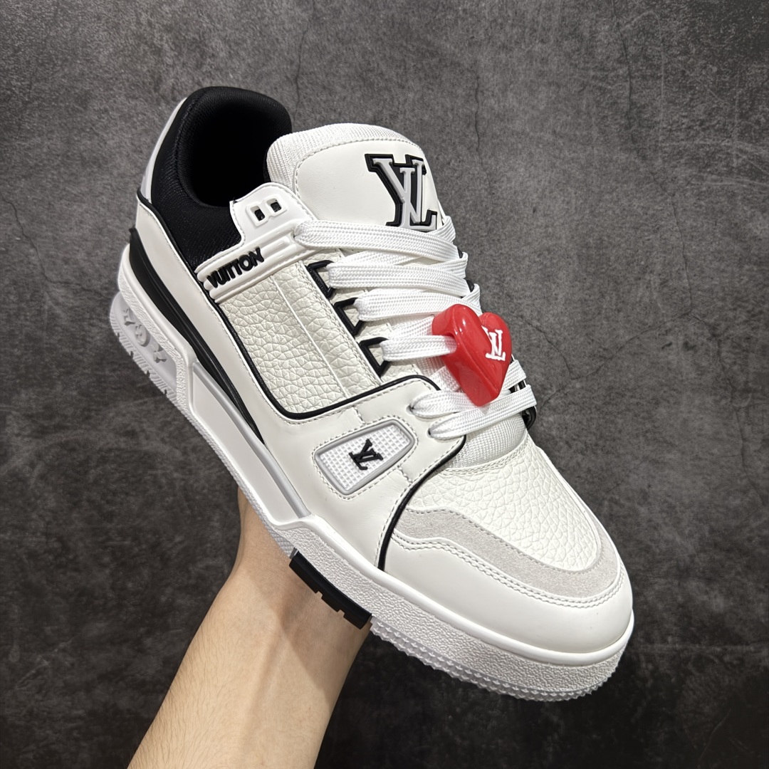 图片[3]-【广东纯原版本】LV Louis Vuitton Trainer 限定联名 低帮休闲板鞋 代购级别 ZP级全套包装 原版购入历时近两个月开发打造！ 经典多拼色超好看 原版完美楦型 调试了两个月 鞋面独家订制压纹粒面小牛皮 大底TPU、模具费2w+ 质感媲美原版 垫脚聚米微料加透气英伦网布 细节原版一致 ❗️请注意区分市面通货材料 版型 包装配件 尺码： 38 39 40 41 42 43 44 45 46-选品中心