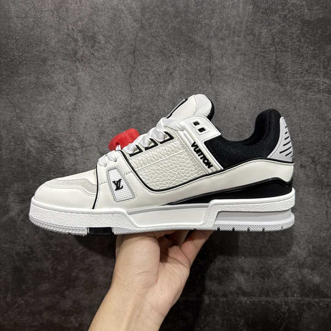 图片[2]-【广东纯原版本】LV Louis Vuitton Trainer 限定联名 低帮休闲板鞋 代购级别 ZP级全套包装 原版购入历时近两个月开发打造！ 经典多拼色超好看 原版完美楦型 调试了两个月 鞋面独家订制压纹粒面小牛皮 大底TPU、模具费2w+ 质感媲美原版 垫脚聚米微料加透气英伦网布 细节原版一致 ❗️请注意区分市面通货材料 版型 包装配件 尺码： 38 39 40 41 42 43 44 45 46-选品中心