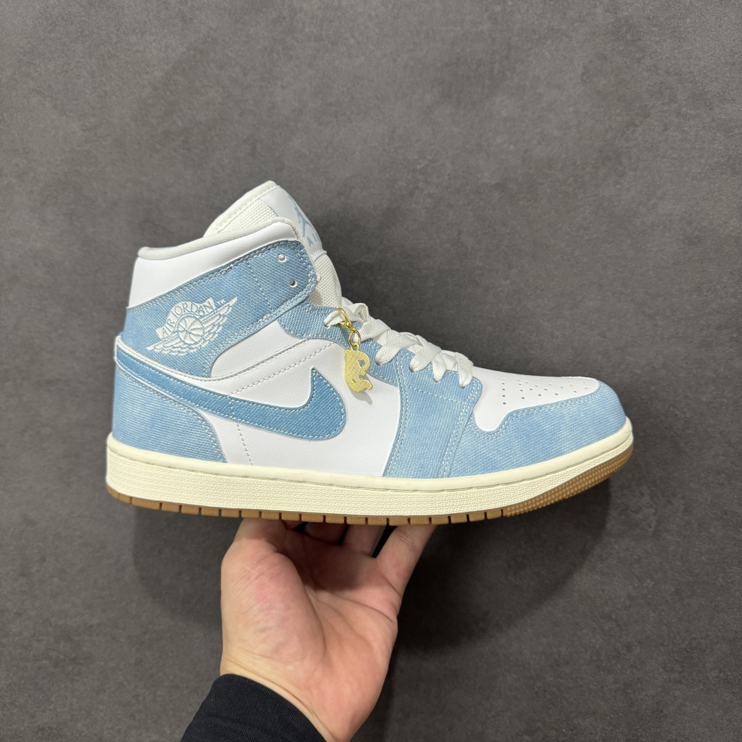 【K版纯原】Air Jordan AJ1 Mid 中帮 白蓝牛仔水洗 HQ2005-100 全新流水线出品 DT版本唯一平替选择 市场第二梯队最强版 全部原鞋开发 原楦原纸板开发 全鞋电脑针车 原厂内置全掌气垫 原盒内在原标 唯一Zp原版鞋带绑法 免检产品 全新2022版型 全头层皮料 完美零毛边处理 原厂配置全掌气垫 价格定位良心 几十个配色陆续出货 尺码:36 36.5 37.5 38 38.5 39 40 40.5 41 42 42.5 43 44 44.5 45 46-选品中心