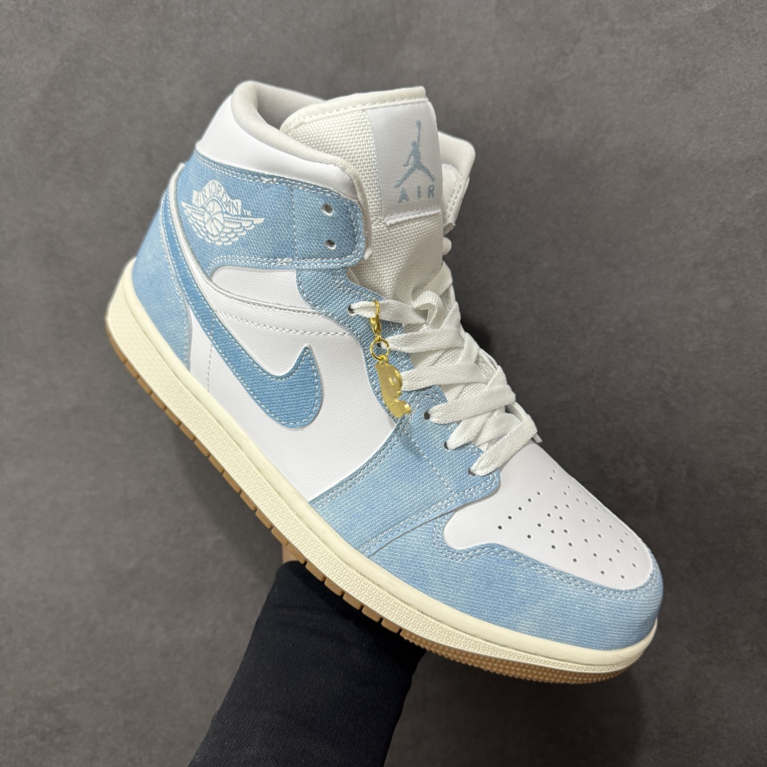 图片[3]-【K版纯原】Air Jordan AJ1 Mid 中帮 白蓝牛仔水洗 HQ2005-100 全新流水线出品 DT版本唯一平替选择 市场第二梯队最强版 全部原鞋开发 原楦原纸板开发 全鞋电脑针车 原厂内置全掌气垫 原盒内在原标 唯一Zp原版鞋带绑法 免检产品 全新2022版型 全头层皮料 完美零毛边处理 原厂配置全掌气垫 价格定位良心 几十个配色陆续出货 尺码：36 36.5 37.5 38 38.5 39 40 40.5 41 42 42.5 43 44 44.5 45 46-选品中心