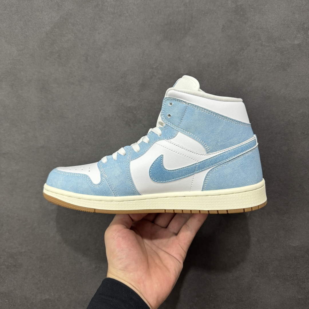 图片[2]-【K版纯原】Air Jordan AJ1 Mid 中帮 白蓝牛仔水洗 HQ2005-100 全新流水线出品 DT版本唯一平替选择 市场第二梯队最强版 全部原鞋开发 原楦原纸板开发 全鞋电脑针车 原厂内置全掌气垫 原盒内在原标 唯一Zp原版鞋带绑法 免检产品 全新2022版型 全头层皮料 完美零毛边处理 原厂配置全掌气垫 价格定位良心 几十个配色陆续出货 尺码：36 36.5 37.5 38 38.5 39 40 40.5 41 42 42.5 43 44 44.5 45 46-选品中心