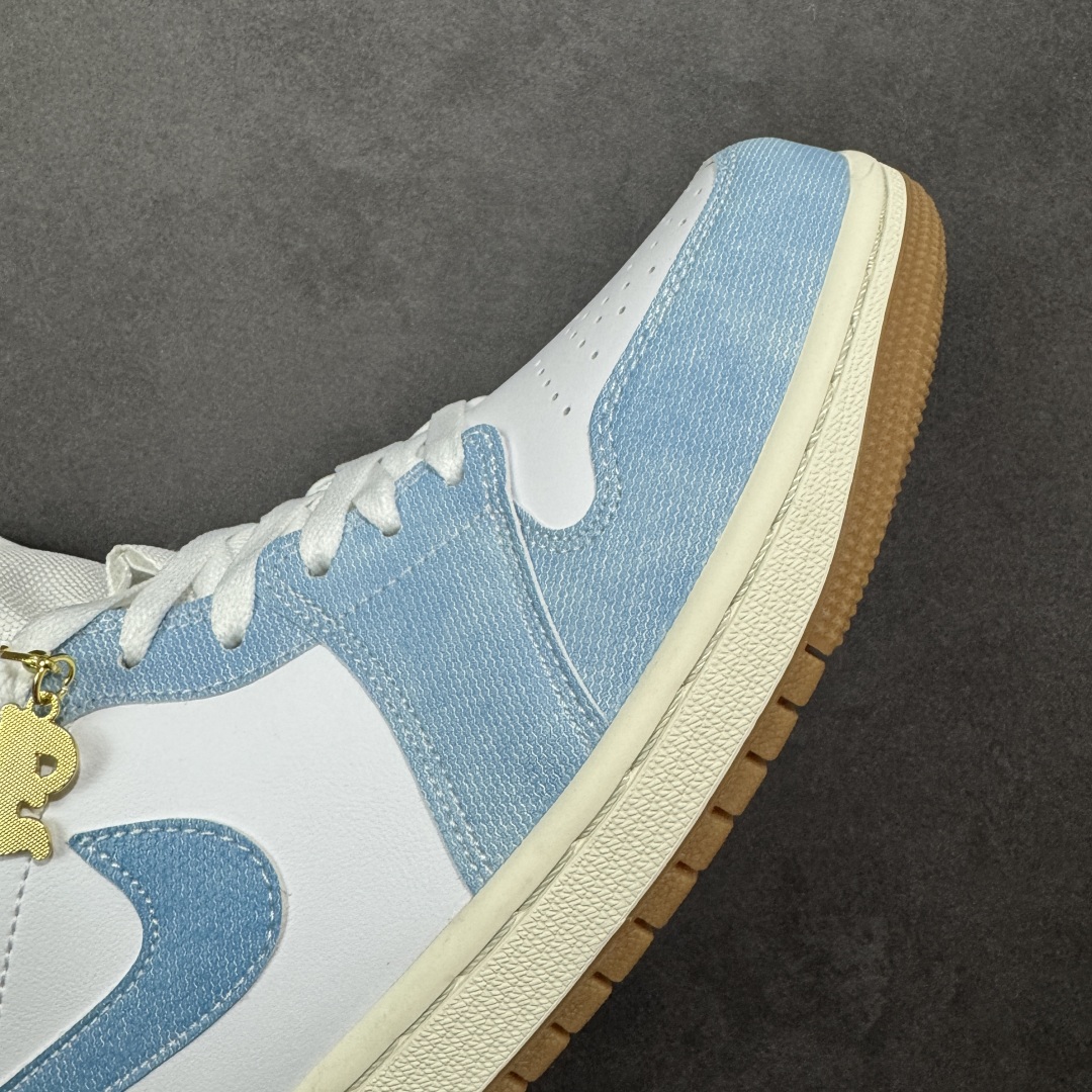 图片[5]-【K版纯原】Air Jordan AJ1 Mid 中帮 白蓝牛仔水洗 HQ2005-100 全新流水线出品 DT版本唯一平替选择 市场第二梯队最强版 全部原鞋开发 原楦原纸板开发 全鞋电脑针车 原厂内置全掌气垫 原盒内在原标 唯一Zp原版鞋带绑法 免检产品 全新2022版型 全头层皮料 完美零毛边处理 原厂配置全掌气垫 价格定位良心 几十个配色陆续出货 尺码：36 36.5 37.5 38 38.5 39 40 40.5 41 42 42.5 43 44 44.5 45 46-选品中心