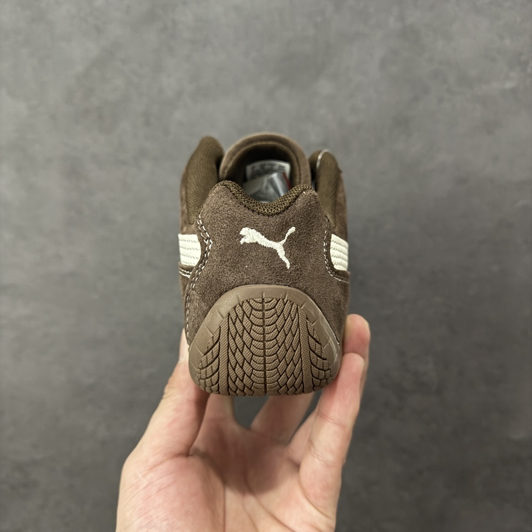 图片[4]-【公司级】PUMA Speedcat 彪马 低帮 男女同款 防滑耐磨低邦训练鞋生活休闲鞋赛车鞋 在本次复刻版本中，Speedcat OG鞋款以质感麂皮材质归来，向F1赛车队的标志性队服致敬。细节设计上，鞋头部位精心绣制了PUMA标志性的美洲狮Logo图案，而鞋舌与Formstrip上方则巧妙地融入了白色Puma及品牌Logo，为鞋款增添一抹奢华感。侧面白色流线型LLogo加上白色Puma字样，值得一提的是，全新Speedcatn OG鞋款忠于经典原版设计，保留窄版廓形以及格调鲜明的薄底构造，重塑风靡一时的千禧美学；这不仅是对经典的一次致敬，也预示着Speedcat将再次迎来崭新的黄金时代，引领薄底鞋时尚新风潮。 货号：398847-02 尺码：35.5-45带半码 编码：LNHB200210-选品中心