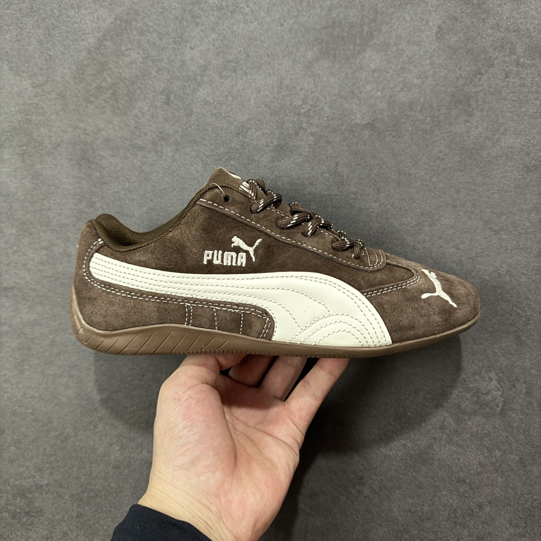 【公司级】PUMA Speedcat 彪马 低帮 男女同款 防滑耐磨低邦训练鞋生活休闲鞋赛车鞋 在本次复刻版本中,Speedcat OG鞋款以质感麂皮材质归来,向F1赛车队的标志性队服致敬。细节设计上,鞋头部位精心绣制了PUMA标志性的美洲狮Logo图案,而鞋舌与Formstrip上方则巧妙地融入了白色Puma及品牌Logo,为鞋款增添一抹奢华感。侧面白色流线型LLogo加上白色Puma字样,值得一提的是,全新Speedcatn OG鞋款忠于经典原版设计,保留窄版廓形以及格调鲜明的薄底构造,重塑风靡一时的千禧美学;这不仅是对经典的一次致敬,也预示着Speedcat将再次迎来崭新的黄金时代,引领薄底鞋时尚新风潮。 货号:398847-02 尺码:35.5-45带半码 编码:LNHB200210-选品中心
