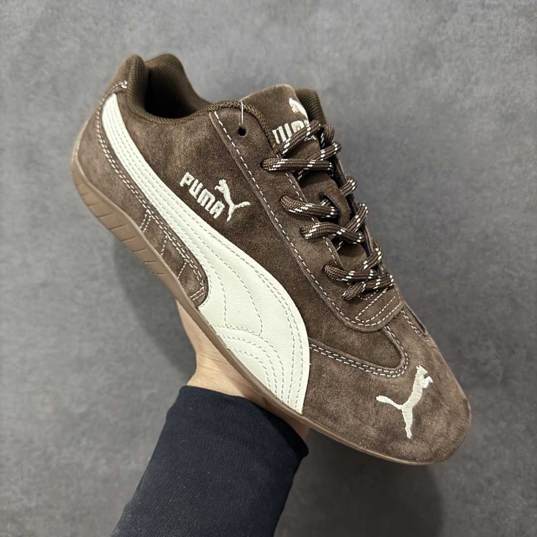 图片[3]-【公司级】PUMA Speedcat 彪马 低帮 男女同款 防滑耐磨低邦训练鞋生活休闲鞋赛车鞋 在本次复刻版本中，Speedcat OG鞋款以质感麂皮材质归来，向F1赛车队的标志性队服致敬。细节设计上，鞋头部位精心绣制了PUMA标志性的美洲狮Logo图案，而鞋舌与Formstrip上方则巧妙地融入了白色Puma及品牌Logo，为鞋款增添一抹奢华感。侧面白色流线型LLogo加上白色Puma字样，值得一提的是，全新Speedcatn OG鞋款忠于经典原版设计，保留窄版廓形以及格调鲜明的薄底构造，重塑风靡一时的千禧美学；这不仅是对经典的一次致敬，也预示着Speedcat将再次迎来崭新的黄金时代，引领薄底鞋时尚新风潮。 货号：398847-02 尺码：35.5-45带半码 编码：LNHB200210-选品中心