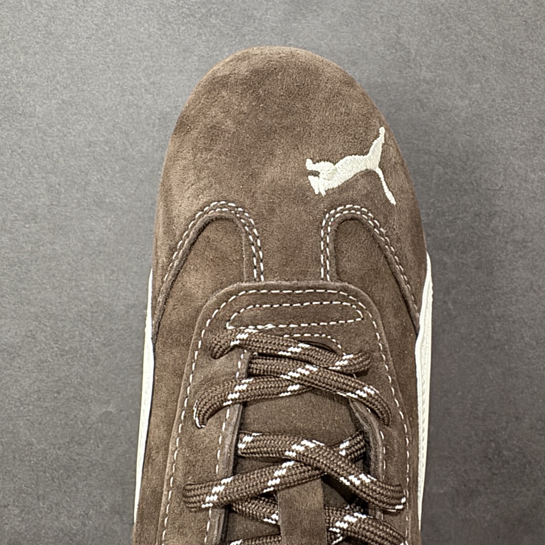 图片[8]-【公司级】PUMA Speedcat 彪马 低帮 男女同款 防滑耐磨低邦训练鞋生活休闲鞋赛车鞋 在本次复刻版本中，Speedcat OG鞋款以质感麂皮材质归来，向F1赛车队的标志性队服致敬。细节设计上，鞋头部位精心绣制了PUMA标志性的美洲狮Logo图案，而鞋舌与Formstrip上方则巧妙地融入了白色Puma及品牌Logo，为鞋款增添一抹奢华感。侧面白色流线型LLogo加上白色Puma字样，值得一提的是，全新Speedcatn OG鞋款忠于经典原版设计，保留窄版廓形以及格调鲜明的薄底构造，重塑风靡一时的千禧美学；这不仅是对经典的一次致敬，也预示着Speedcat将再次迎来崭新的黄金时代，引领薄底鞋时尚新风潮。 货号：398847-02 尺码：35.5-45带半码 编码：LNHB200210-选品中心