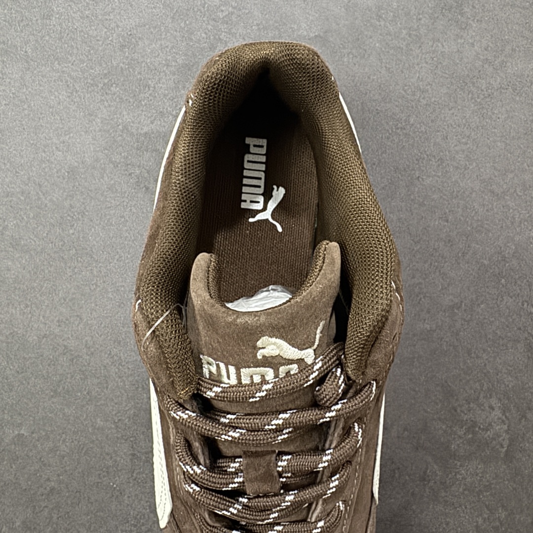 图片[7]-【公司级】PUMA Speedcat 彪马 低帮 男女同款 防滑耐磨低邦训练鞋生活休闲鞋赛车鞋 在本次复刻版本中，Speedcat OG鞋款以质感麂皮材质归来，向F1赛车队的标志性队服致敬。细节设计上，鞋头部位精心绣制了PUMA标志性的美洲狮Logo图案，而鞋舌与Formstrip上方则巧妙地融入了白色Puma及品牌Logo，为鞋款增添一抹奢华感。侧面白色流线型LLogo加上白色Puma字样，值得一提的是，全新Speedcatn OG鞋款忠于经典原版设计，保留窄版廓形以及格调鲜明的薄底构造，重塑风靡一时的千禧美学；这不仅是对经典的一次致敬，也预示着Speedcat将再次迎来崭新的黄金时代，引领薄底鞋时尚新风潮。 货号：398847-02 尺码：35.5-45带半码 编码：LNHB200210-选品中心