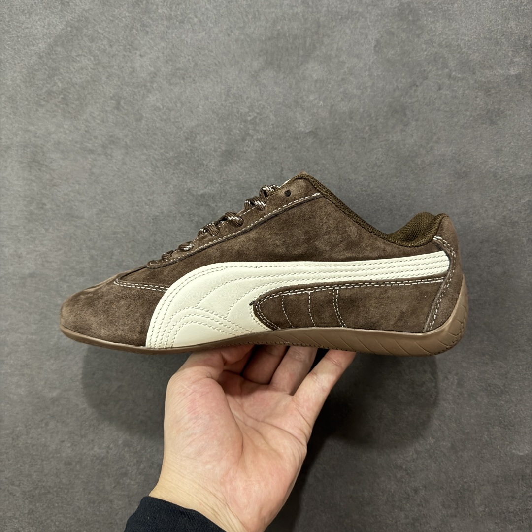 图片[2]-【公司级】PUMA Speedcat 彪马 低帮 男女同款 防滑耐磨低邦训练鞋生活休闲鞋赛车鞋 在本次复刻版本中，Speedcat OG鞋款以质感麂皮材质归来，向F1赛车队的标志性队服致敬。细节设计上，鞋头部位精心绣制了PUMA标志性的美洲狮Logo图案，而鞋舌与Formstrip上方则巧妙地融入了白色Puma及品牌Logo，为鞋款增添一抹奢华感。侧面白色流线型LLogo加上白色Puma字样，值得一提的是，全新Speedcatn OG鞋款忠于经典原版设计，保留窄版廓形以及格调鲜明的薄底构造，重塑风靡一时的千禧美学；这不仅是对经典的一次致敬，也预示着Speedcat将再次迎来崭新的黄金时代，引领薄底鞋时尚新风潮。 货号：398847-02 尺码：35.5-45带半码 编码：LNHB200210-选品中心
