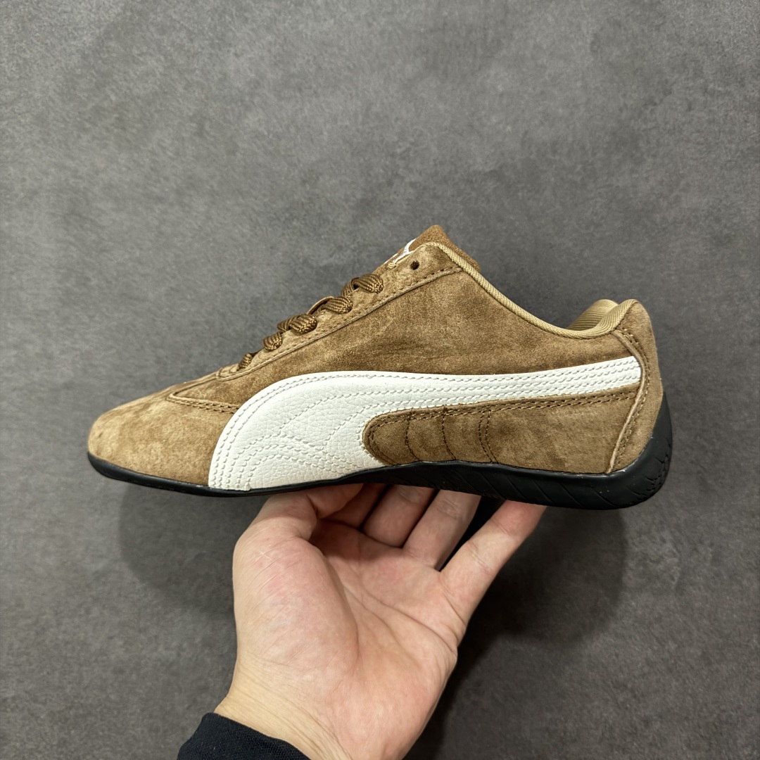 图片[2]-【公司级】PUMA Speedcat 彪马 低帮 男女同款 防滑耐磨低邦训练鞋生活休闲鞋赛车鞋 在本次复刻版本中，Speedcat OG鞋款以质感麂皮材质归来，向F1赛车队的标志性队服致敬。细节设计上，鞋头部位精心绣制了PUMA标志性的美洲狮Logo图案，而鞋舌与Formstrip上方则巧妙地融入了白色Puma及品牌Logo，为鞋款增添一抹奢华感。侧面白色流线型LLogo加上白色Puma字样，值得一提的是，全新Speedcatn OG鞋款忠于经典原版设计，保留窄版廓形以及格调鲜明的薄底构造，重塑风靡一时的千禧美学；这不仅是对经典的一次致敬，也预示着Speedcat将再次迎来崭新的黄金时代，引领薄底鞋时尚新风潮。 货号：398847-02 尺码：35.5-45带半码 编码：LNHB200210-选品中心