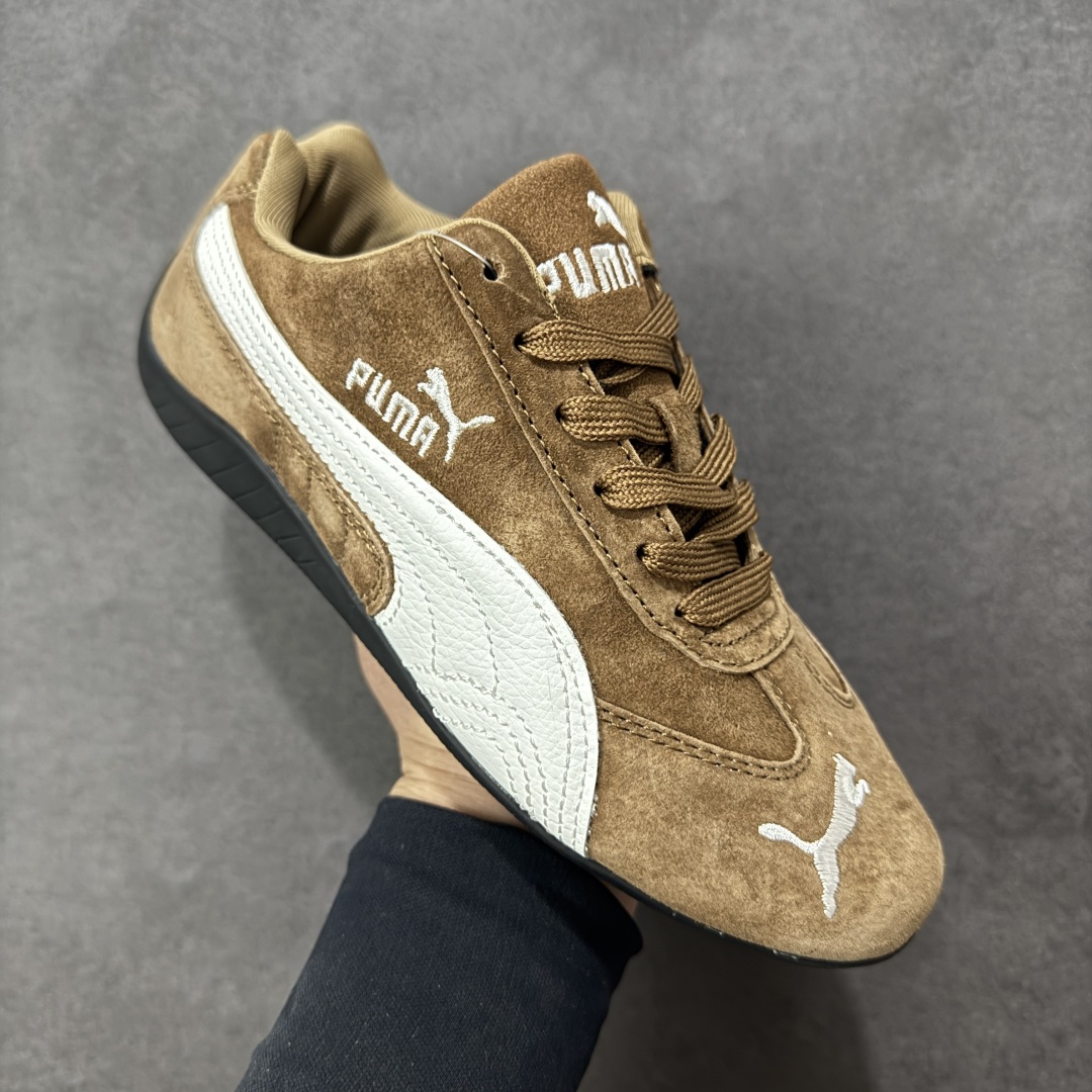 图片[3]-【公司级】PUMA Speedcat 彪马 低帮 男女同款 防滑耐磨低邦训练鞋生活休闲鞋赛车鞋 在本次复刻版本中，Speedcat OG鞋款以质感麂皮材质归来，向F1赛车队的标志性队服致敬。细节设计上，鞋头部位精心绣制了PUMA标志性的美洲狮Logo图案，而鞋舌与Formstrip上方则巧妙地融入了白色Puma及品牌Logo，为鞋款增添一抹奢华感。侧面白色流线型LLogo加上白色Puma字样，值得一提的是，全新Speedcatn OG鞋款忠于经典原版设计，保留窄版廓形以及格调鲜明的薄底构造，重塑风靡一时的千禧美学；这不仅是对经典的一次致敬，也预示着Speedcat将再次迎来崭新的黄金时代，引领薄底鞋时尚新风潮。 货号：398847-02 尺码：35.5-45带半码 编码：LNHB200210-选品中心