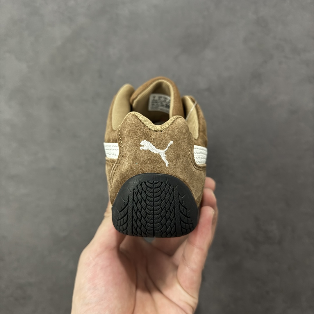 图片[4]-【公司级】PUMA Speedcat 彪马 低帮 男女同款 防滑耐磨低邦训练鞋生活休闲鞋赛车鞋 在本次复刻版本中，Speedcat OG鞋款以质感麂皮材质归来，向F1赛车队的标志性队服致敬。细节设计上，鞋头部位精心绣制了PUMA标志性的美洲狮Logo图案，而鞋舌与Formstrip上方则巧妙地融入了白色Puma及品牌Logo，为鞋款增添一抹奢华感。侧面白色流线型LLogo加上白色Puma字样，值得一提的是，全新Speedcatn OG鞋款忠于经典原版设计，保留窄版廓形以及格调鲜明的薄底构造，重塑风靡一时的千禧美学；这不仅是对经典的一次致敬，也预示着Speedcat将再次迎来崭新的黄金时代，引领薄底鞋时尚新风潮。 货号：398847-02 尺码：35.5-45带半码 编码：LNHB200210-选品中心