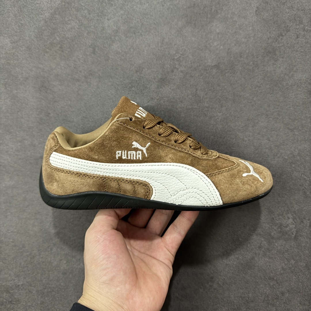 【公司级】PUMA Speedcat 彪马 低帮 男女同款 防滑耐磨低邦训练鞋生活休闲鞋赛车鞋 在本次复刻版本中,Speedcat OG鞋款以质感麂皮材质归来,向F1赛车队的标志性队服致敬。细节设计上,鞋头部位精心绣制了PUMA标志性的美洲狮Logo图案,而鞋舌与Formstrip上方则巧妙地融入了白色Puma及品牌Logo,为鞋款增添一抹奢华感。侧面白色流线型LLogo加上白色Puma字样,值得一提的是,全新Speedcatn OG鞋款忠于经典原版设计,保留窄版廓形以及格调鲜明的薄底构造,重塑风靡一时的千禧美学;这不仅是对经典的一次致敬,也预示着Speedcat将再次迎来崭新的黄金时代,引领薄底鞋时尚新风潮。 货号:398847-02 尺码:35.5-45带半码 编码:LNHB200210-选品中心