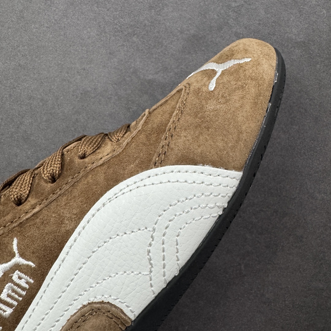 图片[5]-【公司级】PUMA Speedcat 彪马 低帮 男女同款 防滑耐磨低邦训练鞋生活休闲鞋赛车鞋 在本次复刻版本中，Speedcat OG鞋款以质感麂皮材质归来，向F1赛车队的标志性队服致敬。细节设计上，鞋头部位精心绣制了PUMA标志性的美洲狮Logo图案，而鞋舌与Formstrip上方则巧妙地融入了白色Puma及品牌Logo，为鞋款增添一抹奢华感。侧面白色流线型LLogo加上白色Puma字样，值得一提的是，全新Speedcatn OG鞋款忠于经典原版设计，保留窄版廓形以及格调鲜明的薄底构造，重塑风靡一时的千禧美学；这不仅是对经典的一次致敬，也预示着Speedcat将再次迎来崭新的黄金时代，引领薄底鞋时尚新风潮。 货号：398847-02 尺码：35.5-45带半码 编码：LNHB200210-选品中心