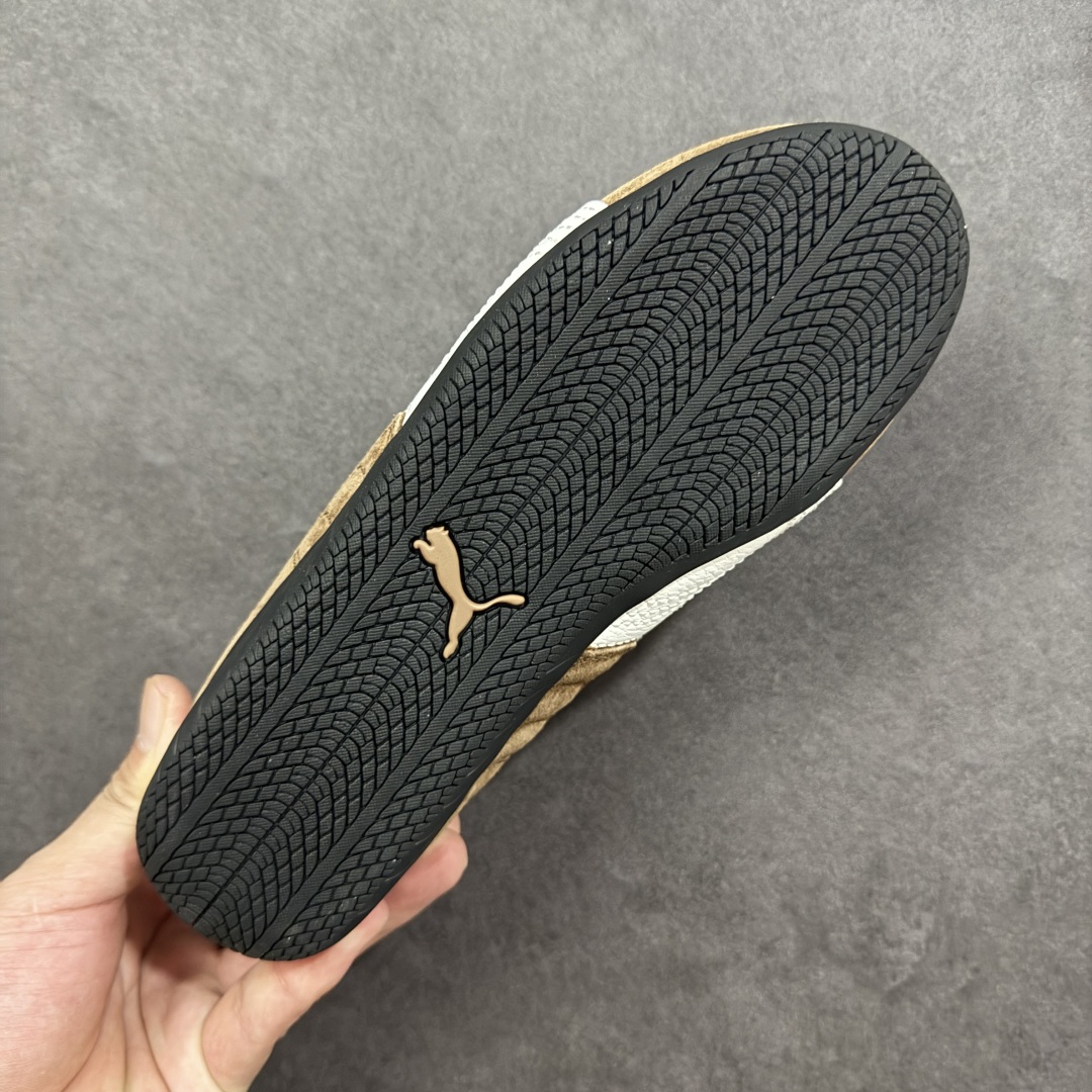 图片[9]-【公司级】PUMA Speedcat 彪马 低帮 男女同款 防滑耐磨低邦训练鞋生活休闲鞋赛车鞋 在本次复刻版本中，Speedcat OG鞋款以质感麂皮材质归来，向F1赛车队的标志性队服致敬。细节设计上，鞋头部位精心绣制了PUMA标志性的美洲狮Logo图案，而鞋舌与Formstrip上方则巧妙地融入了白色Puma及品牌Logo，为鞋款增添一抹奢华感。侧面白色流线型LLogo加上白色Puma字样，值得一提的是，全新Speedcatn OG鞋款忠于经典原版设计，保留窄版廓形以及格调鲜明的薄底构造，重塑风靡一时的千禧美学；这不仅是对经典的一次致敬，也预示着Speedcat将再次迎来崭新的黄金时代，引领薄底鞋时尚新风潮。 货号：398847-02 尺码：35.5-45带半码 编码：LNHB200210-选品中心