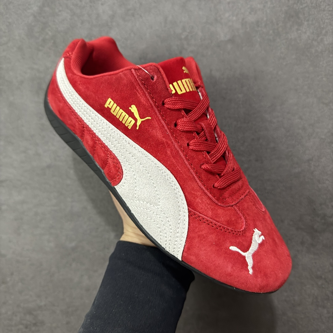 图片[3]-【公司级】PUMA Speedcat 彪马 低帮 男女同款 防滑耐磨低邦训练鞋生活休闲鞋赛车鞋 在本次复刻版本中，Speedcat OG鞋款以质感麂皮材质归来，向F1赛车队的标志性队服致敬。细节设计上，鞋头部位精心绣制了PUMA标志性的美洲狮Logo图案，而鞋舌与Formstrip上方则巧妙地融入了白色Puma及品牌Logo，为鞋款增添一抹奢华感。侧面白色流线型LLogo加上白色Puma字样，值得一提的是，全新Speedcatn OG鞋款忠于经典原版设计，保留窄版廓形以及格调鲜明的薄底构造，重塑风靡一时的千禧美学；这不仅是对经典的一次致敬，也预示着Speedcat将再次迎来崭新的黄金时代，引领薄底鞋时尚新风潮。 货号：398847-02 尺码：35.5-45带半码 编码：LNHB200210-选品中心