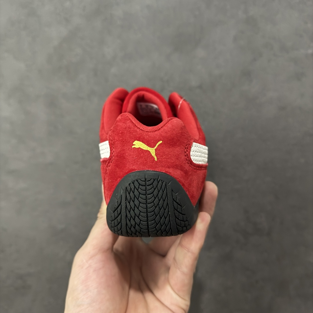 图片[4]-【公司级】PUMA Speedcat 彪马 低帮 男女同款 防滑耐磨低邦训练鞋生活休闲鞋赛车鞋 在本次复刻版本中，Speedcat OG鞋款以质感麂皮材质归来，向F1赛车队的标志性队服致敬。细节设计上，鞋头部位精心绣制了PUMA标志性的美洲狮Logo图案，而鞋舌与Formstrip上方则巧妙地融入了白色Puma及品牌Logo，为鞋款增添一抹奢华感。侧面白色流线型LLogo加上白色Puma字样，值得一提的是，全新Speedcatn OG鞋款忠于经典原版设计，保留窄版廓形以及格调鲜明的薄底构造，重塑风靡一时的千禧美学；这不仅是对经典的一次致敬，也预示着Speedcat将再次迎来崭新的黄金时代，引领薄底鞋时尚新风潮。 货号：398847-02 尺码：35.5-45带半码 编码：LNHB200210-选品中心