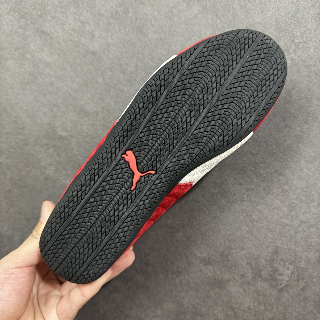 图片[9]-【公司级】PUMA Speedcat 彪马 低帮 男女同款 防滑耐磨低邦训练鞋生活休闲鞋赛车鞋 在本次复刻版本中，Speedcat OG鞋款以质感麂皮材质归来，向F1赛车队的标志性队服致敬。细节设计上，鞋头部位精心绣制了PUMA标志性的美洲狮Logo图案，而鞋舌与Formstrip上方则巧妙地融入了白色Puma及品牌Logo，为鞋款增添一抹奢华感。侧面白色流线型LLogo加上白色Puma字样，值得一提的是，全新Speedcatn OG鞋款忠于经典原版设计，保留窄版廓形以及格调鲜明的薄底构造，重塑风靡一时的千禧美学；这不仅是对经典的一次致敬，也预示着Speedcat将再次迎来崭新的黄金时代，引领薄底鞋时尚新风潮。 货号：398847-02 尺码：35.5-45带半码 编码：LNHB200210-选品中心