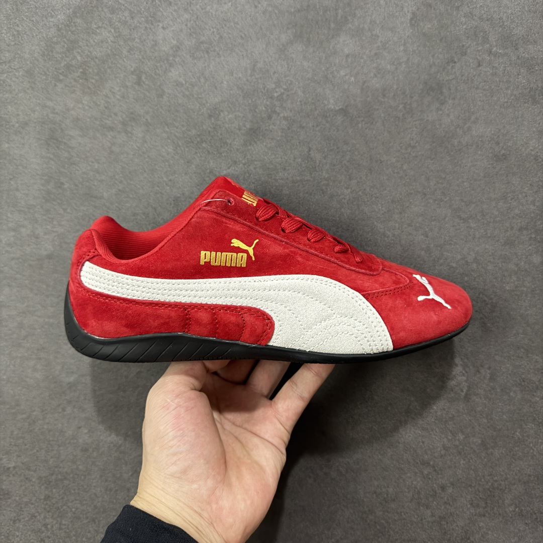 【公司级】PUMA Speedcat 彪马 低帮 男女同款 防滑耐磨低邦训练鞋生活休闲鞋赛车鞋 在本次复刻版本中,Speedcat OG鞋款以质感麂皮材质归来,向F1赛车队的标志性队服致敬。细节设计上,鞋头部位精心绣制了PUMA标志性的美洲狮Logo图案,而鞋舌与Formstrip上方则巧妙地融入了白色Puma及品牌Logo,为鞋款增添一抹奢华感。侧面白色流线型LLogo加上白色Puma字样,值得一提的是,全新Speedcatn OG鞋款忠于经典原版设计,保留窄版廓形以及格调鲜明的薄底构造,重塑风靡一时的千禧美学;这不仅是对经典的一次致敬,也预示着Speedcat将再次迎来崭新的黄金时代,引领薄底鞋时尚新风潮。 货号:398847-02 尺码:35.5-45带半码 编码:LNHB200210-选品中心