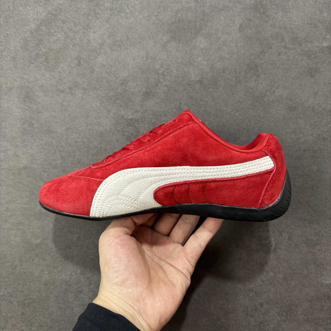 图片[2]-【公司级】PUMA Speedcat 彪马 低帮 男女同款 防滑耐磨低邦训练鞋生活休闲鞋赛车鞋 在本次复刻版本中，Speedcat OG鞋款以质感麂皮材质归来，向F1赛车队的标志性队服致敬。细节设计上，鞋头部位精心绣制了PUMA标志性的美洲狮Logo图案，而鞋舌与Formstrip上方则巧妙地融入了白色Puma及品牌Logo，为鞋款增添一抹奢华感。侧面白色流线型LLogo加上白色Puma字样，值得一提的是，全新Speedcatn OG鞋款忠于经典原版设计，保留窄版廓形以及格调鲜明的薄底构造，重塑风靡一时的千禧美学；这不仅是对经典的一次致敬，也预示着Speedcat将再次迎来崭新的黄金时代，引领薄底鞋时尚新风潮。 货号：398847-02 尺码：35.5-45带半码 编码：LNHB200210-选品中心