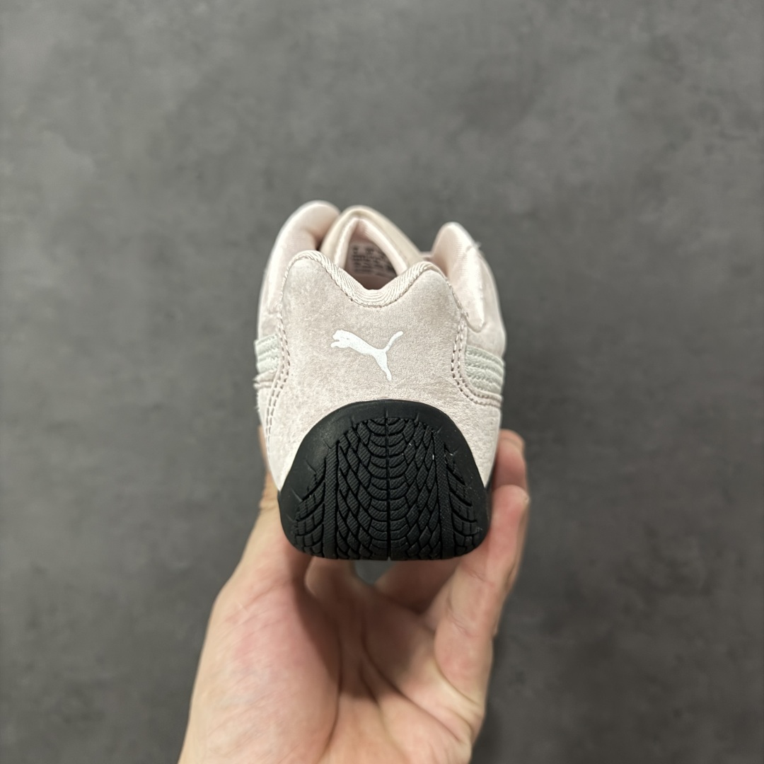 图片[4]-【公司级】PUMA Speedcat 彪马 低帮 男女同款 防滑耐磨低邦训练鞋生活休闲鞋赛车鞋 在本次复刻版本中，Speedcat OG鞋款以质感麂皮材质归来，向F1赛车队的标志性队服致敬。细节设计上，鞋头部位精心绣制了PUMA标志性的美洲狮Logo图案，而鞋舌与Formstrip上方则巧妙地融入了白色Puma及品牌Logo，为鞋款增添一抹奢华感。侧面白色流线型LLogo加上白色Puma字样，值得一提的是，全新Speedcatn OG鞋款忠于经典原版设计，保留窄版廓形以及格调鲜明的薄底构造，重塑风靡一时的千禧美学；这不仅是对经典的一次致敬，也预示着Speedcat将再次迎来崭新的黄金时代，引领薄底鞋时尚新风潮。 货号：398846-04 尺码：35.5-45带半码 编码：LNHB200210-选品中心