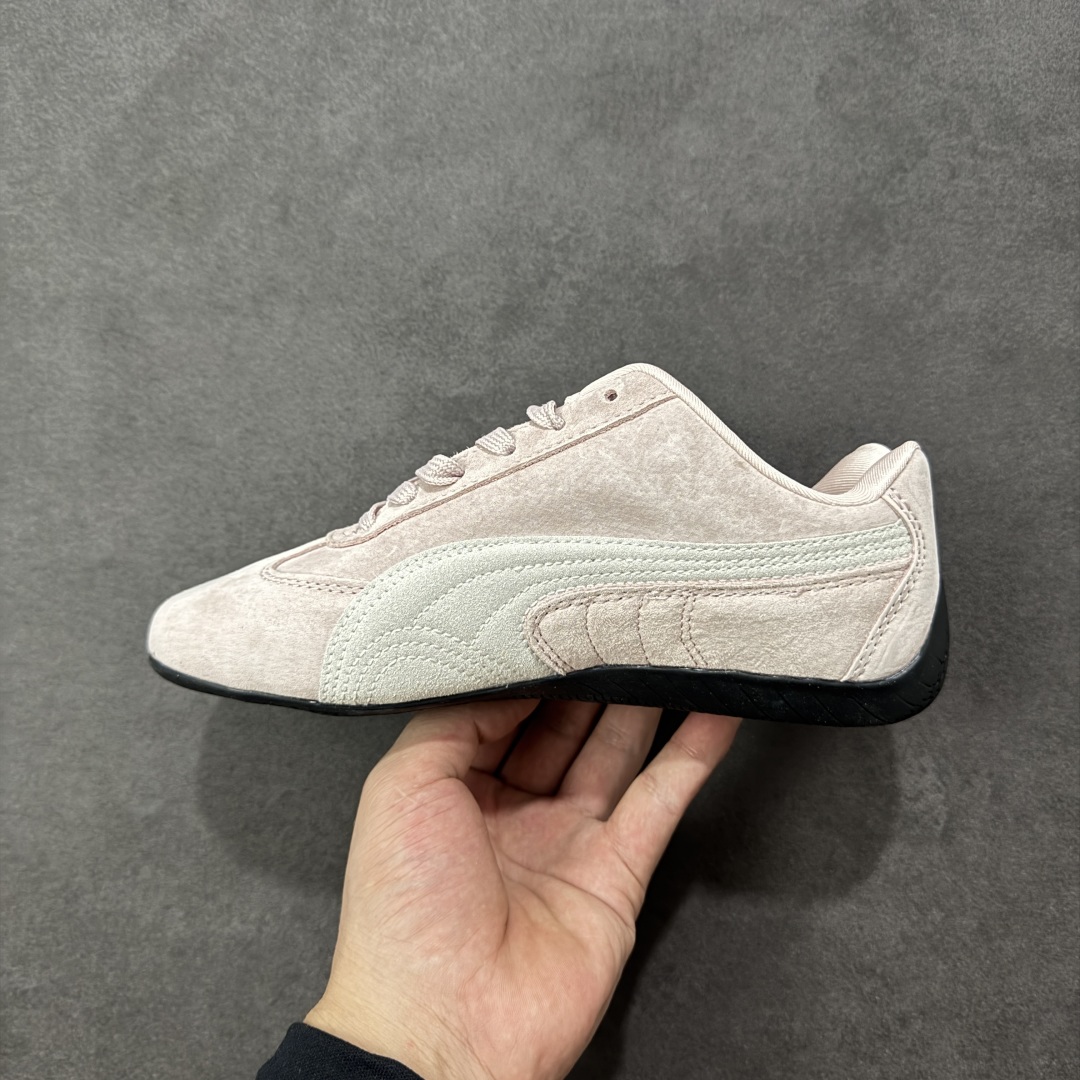 图片[2]-【公司级】PUMA Speedcat 彪马 低帮 男女同款 防滑耐磨低邦训练鞋生活休闲鞋赛车鞋 在本次复刻版本中，Speedcat OG鞋款以质感麂皮材质归来，向F1赛车队的标志性队服致敬。细节设计上，鞋头部位精心绣制了PUMA标志性的美洲狮Logo图案，而鞋舌与Formstrip上方则巧妙地融入了白色Puma及品牌Logo，为鞋款增添一抹奢华感。侧面白色流线型LLogo加上白色Puma字样，值得一提的是，全新Speedcatn OG鞋款忠于经典原版设计，保留窄版廓形以及格调鲜明的薄底构造，重塑风靡一时的千禧美学；这不仅是对经典的一次致敬，也预示着Speedcat将再次迎来崭新的黄金时代，引领薄底鞋时尚新风潮。 货号：398846-04 尺码：35.5-45带半码 编码：LNHB200210-选品中心