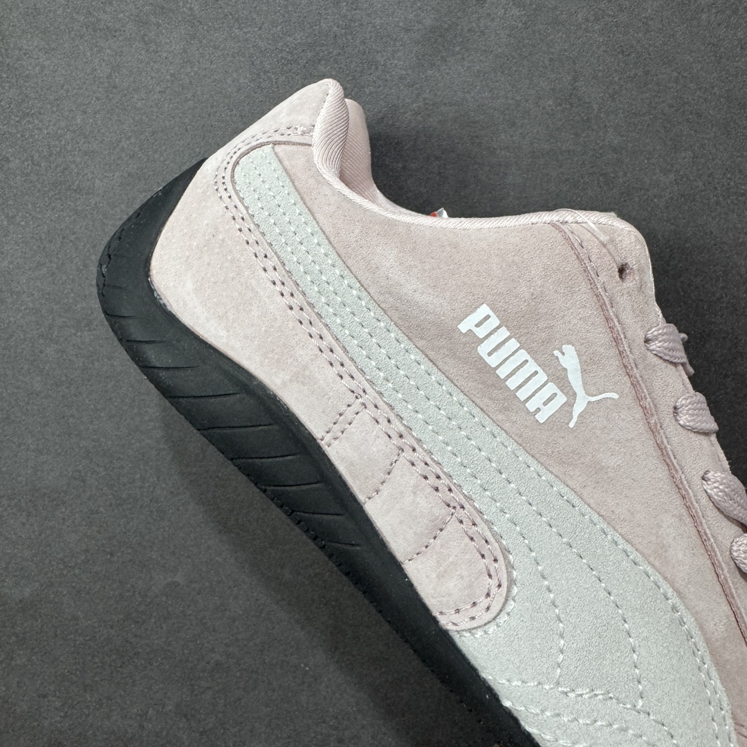 图片[6]-【公司级】PUMA Speedcat 彪马 低帮 男女同款 防滑耐磨低邦训练鞋生活休闲鞋赛车鞋 在本次复刻版本中，Speedcat OG鞋款以质感麂皮材质归来，向F1赛车队的标志性队服致敬。细节设计上，鞋头部位精心绣制了PUMA标志性的美洲狮Logo图案，而鞋舌与Formstrip上方则巧妙地融入了白色Puma及品牌Logo，为鞋款增添一抹奢华感。侧面白色流线型LLogo加上白色Puma字样，值得一提的是，全新Speedcatn OG鞋款忠于经典原版设计，保留窄版廓形以及格调鲜明的薄底构造，重塑风靡一时的千禧美学；这不仅是对经典的一次致敬，也预示着Speedcat将再次迎来崭新的黄金时代，引领薄底鞋时尚新风潮。 货号：398846-04 尺码：35.5-45带半码 编码：LNHB200210-选品中心