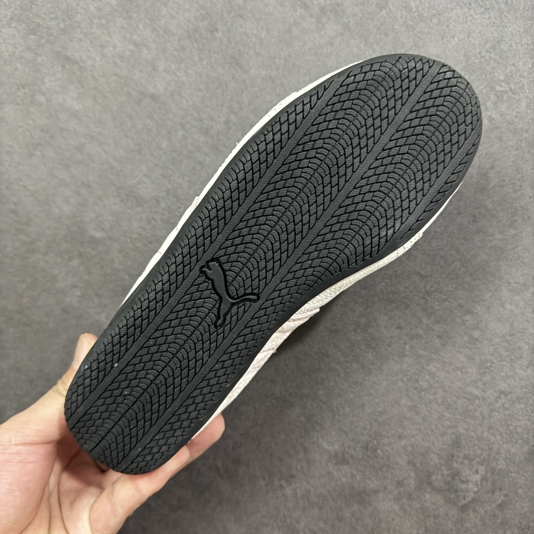 图片[9]-【公司级】PUMA Speedcat 彪马 低帮 男女同款 防滑耐磨低邦训练鞋生活休闲鞋赛车鞋 在本次复刻版本中，Speedcat OG鞋款以质感麂皮材质归来，向F1赛车队的标志性队服致敬。细节设计上，鞋头部位精心绣制了PUMA标志性的美洲狮Logo图案，而鞋舌与Formstrip上方则巧妙地融入了白色Puma及品牌Logo，为鞋款增添一抹奢华感。侧面白色流线型LLogo加上白色Puma字样，值得一提的是，全新Speedcatn OG鞋款忠于经典原版设计，保留窄版廓形以及格调鲜明的薄底构造，重塑风靡一时的千禧美学；这不仅是对经典的一次致敬，也预示着Speedcat将再次迎来崭新的黄金时代，引领薄底鞋时尚新风潮。 货号：398846-04 尺码：35.5-45带半码 编码：LNHB200210-选品中心