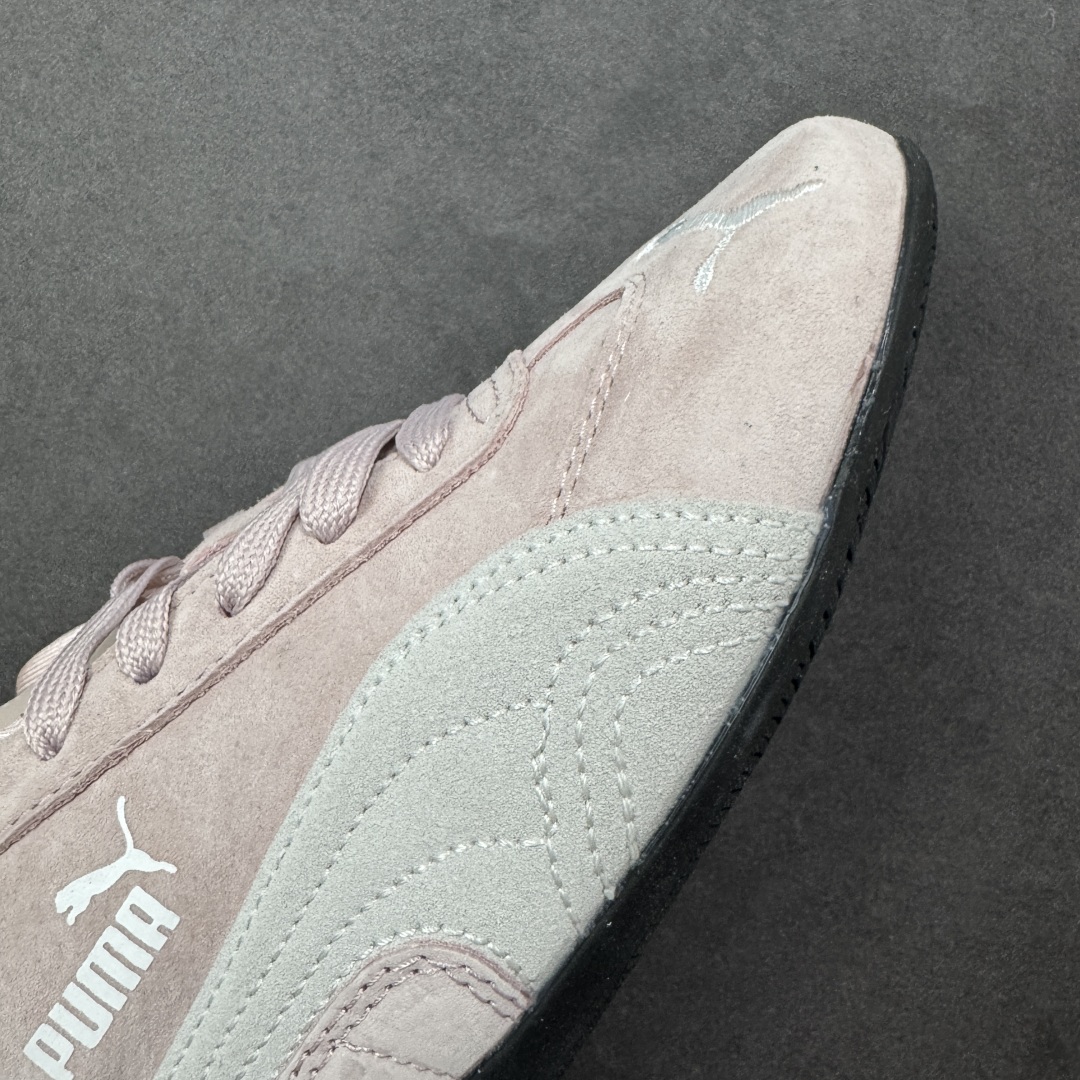 图片[5]-【公司级】PUMA Speedcat 彪马 低帮 男女同款 防滑耐磨低邦训练鞋生活休闲鞋赛车鞋 在本次复刻版本中，Speedcat OG鞋款以质感麂皮材质归来，向F1赛车队的标志性队服致敬。细节设计上，鞋头部位精心绣制了PUMA标志性的美洲狮Logo图案，而鞋舌与Formstrip上方则巧妙地融入了白色Puma及品牌Logo，为鞋款增添一抹奢华感。侧面白色流线型LLogo加上白色Puma字样，值得一提的是，全新Speedcatn OG鞋款忠于经典原版设计，保留窄版廓形以及格调鲜明的薄底构造，重塑风靡一时的千禧美学；这不仅是对经典的一次致敬，也预示着Speedcat将再次迎来崭新的黄金时代，引领薄底鞋时尚新风潮。 货号：398846-04 尺码：35.5-45带半码 编码：LNHB200210-选品中心
