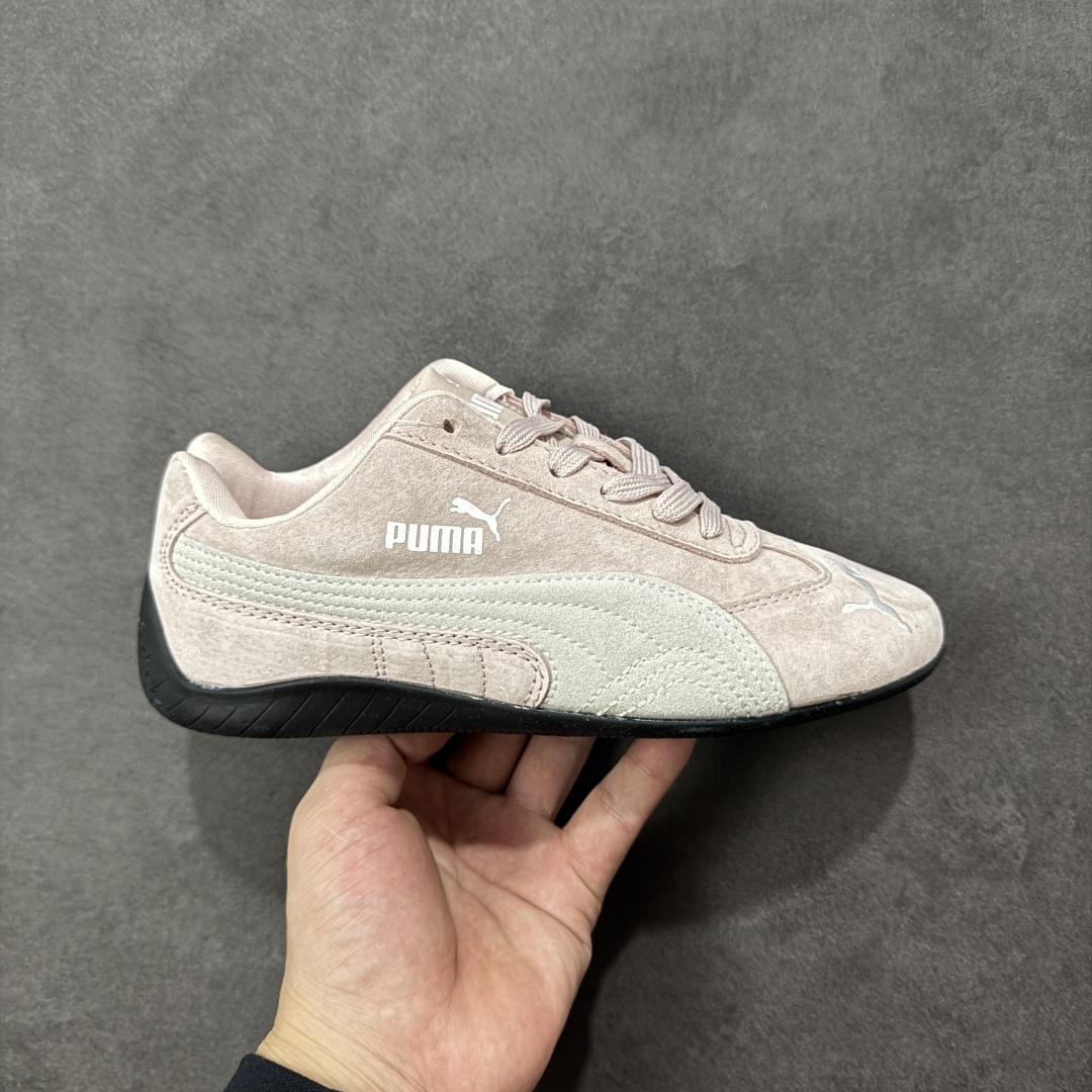 【公司级】PUMA Speedcat 彪马 低帮 男女同款 防滑耐磨低邦训练鞋生活休闲鞋赛车鞋 在本次复刻版本中,Speedcat OG鞋款以质感麂皮材质归来,向F1赛车队的标志性队服致敬。细节设计上,鞋头部位精心绣制了PUMA标志性的美洲狮Logo图案,而鞋舌与Formstrip上方则巧妙地融入了白色Puma及品牌Logo,为鞋款增添一抹奢华感。侧面白色流线型LLogo加上白色Puma字样,值得一提的是,全新Speedcatn OG鞋款忠于经典原版设计,保留窄版廓形以及格调鲜明的薄底构造,重塑风靡一时的千禧美学;这不仅是对经典的一次致敬,也预示着Speedcat将再次迎来崭新的黄金时代,引领薄底鞋时尚新风潮。 货号:398846-04 尺码:35.5-45带半码 编码:LNHB200210-选品中心