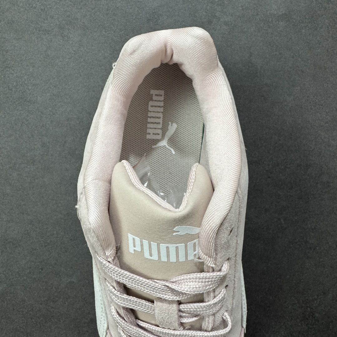 图片[7]-【公司级】PUMA Speedcat 彪马 低帮 男女同款 防滑耐磨低邦训练鞋生活休闲鞋赛车鞋 在本次复刻版本中，Speedcat OG鞋款以质感麂皮材质归来，向F1赛车队的标志性队服致敬。细节设计上，鞋头部位精心绣制了PUMA标志性的美洲狮Logo图案，而鞋舌与Formstrip上方则巧妙地融入了白色Puma及品牌Logo，为鞋款增添一抹奢华感。侧面白色流线型LLogo加上白色Puma字样，值得一提的是，全新Speedcatn OG鞋款忠于经典原版设计，保留窄版廓形以及格调鲜明的薄底构造，重塑风靡一时的千禧美学；这不仅是对经典的一次致敬，也预示着Speedcat将再次迎来崭新的黄金时代，引领薄底鞋时尚新风潮。 货号：398846-04 尺码：35.5-45带半码 编码：LNHB200210-选品中心