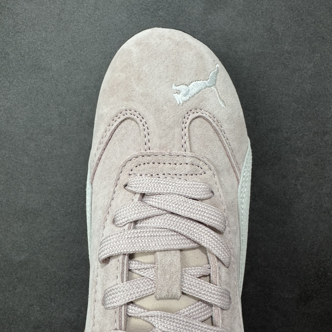 图片[8]-【公司级】PUMA Speedcat 彪马 低帮 男女同款 防滑耐磨低邦训练鞋生活休闲鞋赛车鞋 在本次复刻版本中，Speedcat OG鞋款以质感麂皮材质归来，向F1赛车队的标志性队服致敬。细节设计上，鞋头部位精心绣制了PUMA标志性的美洲狮Logo图案，而鞋舌与Formstrip上方则巧妙地融入了白色Puma及品牌Logo，为鞋款增添一抹奢华感。侧面白色流线型LLogo加上白色Puma字样，值得一提的是，全新Speedcatn OG鞋款忠于经典原版设计，保留窄版廓形以及格调鲜明的薄底构造，重塑风靡一时的千禧美学；这不仅是对经典的一次致敬，也预示着Speedcat将再次迎来崭新的黄金时代，引领薄底鞋时尚新风潮。 货号：398846-04 尺码：35.5-45带半码 编码：LNHB200210-选品中心