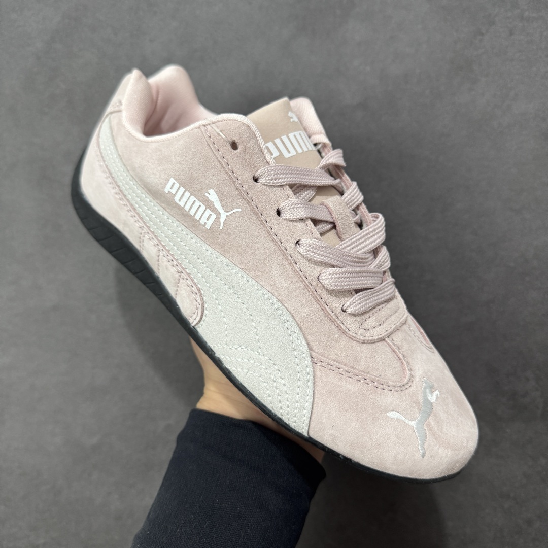 图片[3]-【公司级】PUMA Speedcat 彪马 低帮 男女同款 防滑耐磨低邦训练鞋生活休闲鞋赛车鞋 在本次复刻版本中，Speedcat OG鞋款以质感麂皮材质归来，向F1赛车队的标志性队服致敬。细节设计上，鞋头部位精心绣制了PUMA标志性的美洲狮Logo图案，而鞋舌与Formstrip上方则巧妙地融入了白色Puma及品牌Logo，为鞋款增添一抹奢华感。侧面白色流线型LLogo加上白色Puma字样，值得一提的是，全新Speedcatn OG鞋款忠于经典原版设计，保留窄版廓形以及格调鲜明的薄底构造，重塑风靡一时的千禧美学；这不仅是对经典的一次致敬，也预示着Speedcat将再次迎来崭新的黄金时代，引领薄底鞋时尚新风潮。 货号：398846-04 尺码：35.5-45带半码 编码：LNHB200210-选品中心