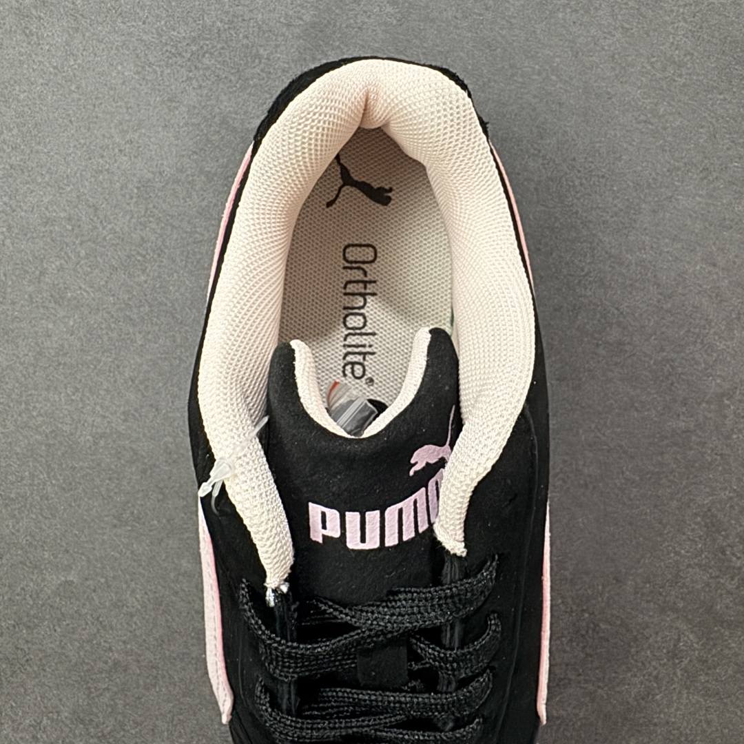 图片[7]-【公司级】PUMA Speedcat 彪马 低帮 男女同款 防滑耐磨低邦训练鞋生活休闲鞋赛车鞋 在本次复刻版本中，Speedcat OG鞋款以质感麂皮材质归来，向F1赛车队的标志性队服致敬。细节设计上，鞋头部位精心绣制了PUMA标志性的美洲狮Logo图案，而鞋舌与Formstrip上方则巧妙地融入了白色Puma及品牌Logo，为鞋款增添一抹奢华感。侧面白色流线型LLogo加上白色Puma字样，值得一提的是，全新Speedcatn OG鞋款忠于经典原版设计，保留窄版廓形以及格调鲜明的薄底构造，重塑风靡一时的千禧美学；这不仅是对经典的一次致敬，也预示着Speedcat将再次迎来崭新的黄金时代，引领薄底鞋时尚新风潮。 货号：398846-04 尺码：35.5-45带半码 编码：LNHB200210-选品中心