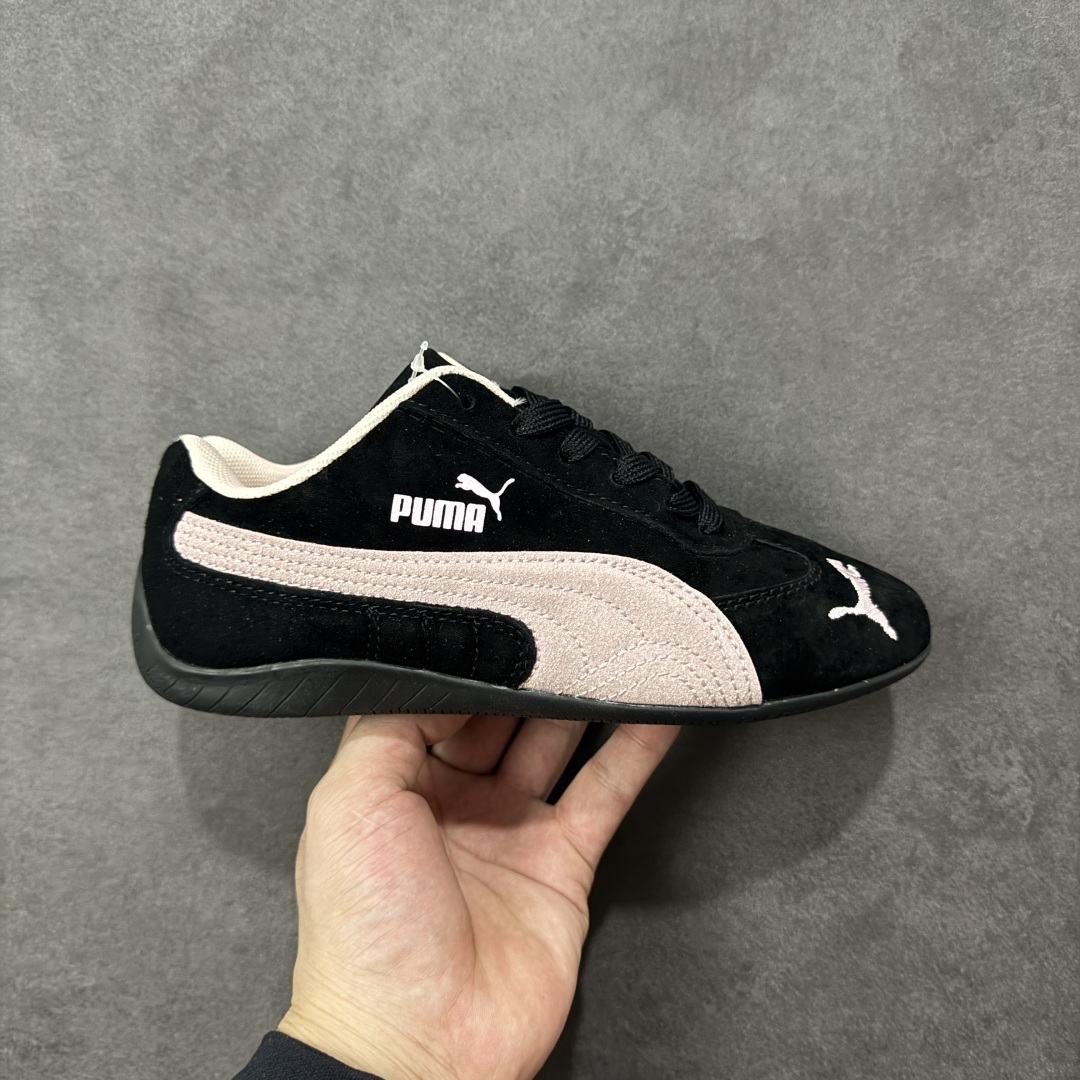 【公司级】PUMA Speedcat 彪马 低帮 男女同款 防滑耐磨低邦训练鞋生活休闲鞋赛车鞋 在本次复刻版本中,Speedcat OG鞋款以质感麂皮材质归来,向F1赛车队的标志性队服致敬。细节设计上,鞋头部位精心绣制了PUMA标志性的美洲狮Logo图案,而鞋舌与Formstrip上方则巧妙地融入了白色Puma及品牌Logo,为鞋款增添一抹奢华感。侧面白色流线型LLogo加上白色Puma字样,值得一提的是,全新Speedcatn OG鞋款忠于经典原版设计,保留窄版廓形以及格调鲜明的薄底构造,重塑风靡一时的千禧美学;这不仅是对经典的一次致敬,也预示着Speedcat将再次迎来崭新的黄金时代,引领薄底鞋时尚新风潮。 货号:398846-04 尺码:35.5-45带半码 编码:LNHB200210-选品中心