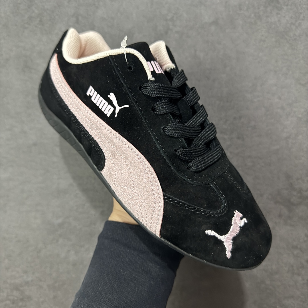 图片[3]-【公司级】PUMA Speedcat 彪马 低帮 男女同款 防滑耐磨低邦训练鞋生活休闲鞋赛车鞋 在本次复刻版本中，Speedcat OG鞋款以质感麂皮材质归来，向F1赛车队的标志性队服致敬。细节设计上，鞋头部位精心绣制了PUMA标志性的美洲狮Logo图案，而鞋舌与Formstrip上方则巧妙地融入了白色Puma及品牌Logo，为鞋款增添一抹奢华感。侧面白色流线型LLogo加上白色Puma字样，值得一提的是，全新Speedcatn OG鞋款忠于经典原版设计，保留窄版廓形以及格调鲜明的薄底构造，重塑风靡一时的千禧美学；这不仅是对经典的一次致敬，也预示着Speedcat将再次迎来崭新的黄金时代，引领薄底鞋时尚新风潮。 货号：398846-04 尺码：35.5-45带半码 编码：LNHB200210-选品中心
