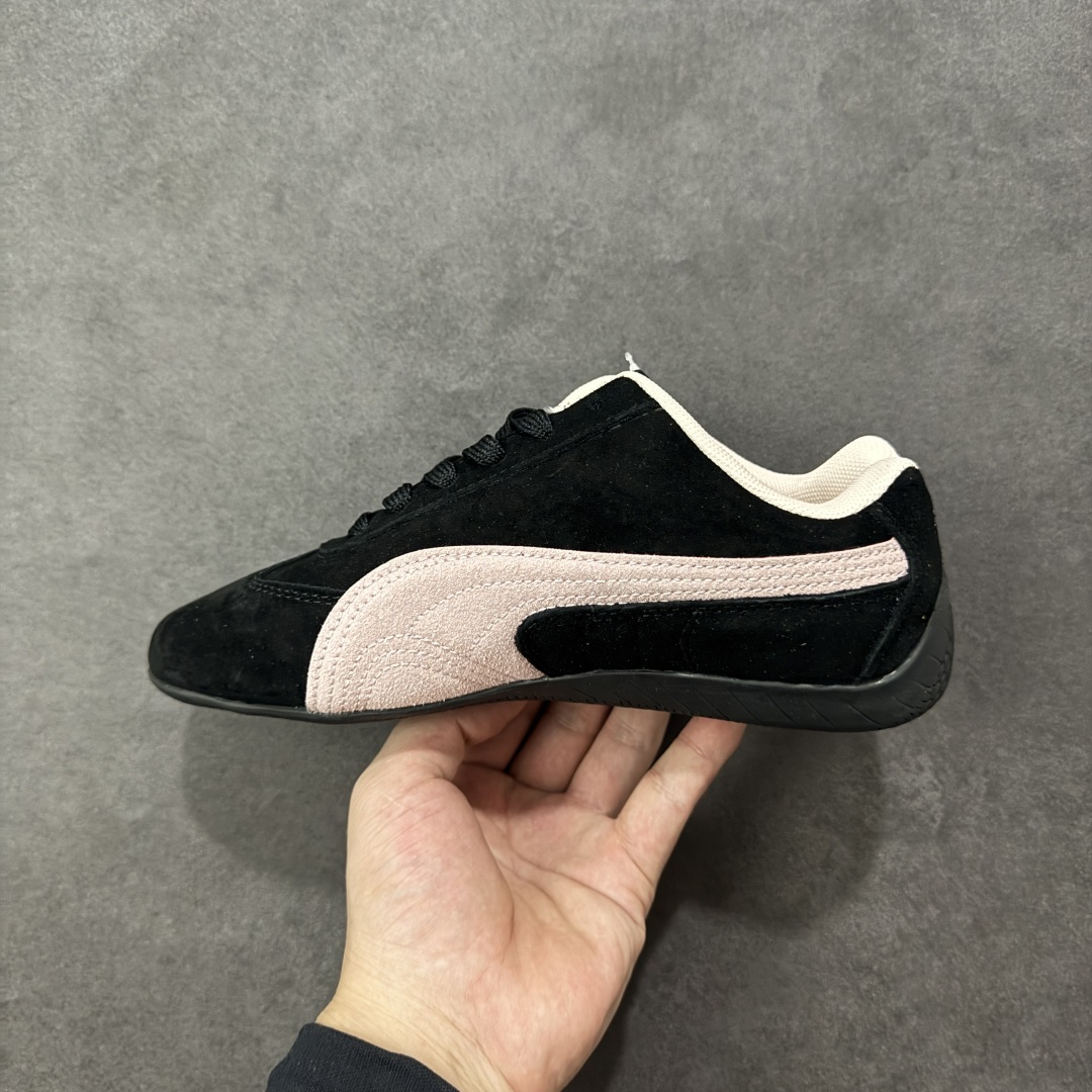 图片[2]-【公司级】PUMA Speedcat 彪马 低帮 男女同款 防滑耐磨低邦训练鞋生活休闲鞋赛车鞋 在本次复刻版本中，Speedcat OG鞋款以质感麂皮材质归来，向F1赛车队的标志性队服致敬。细节设计上，鞋头部位精心绣制了PUMA标志性的美洲狮Logo图案，而鞋舌与Formstrip上方则巧妙地融入了白色Puma及品牌Logo，为鞋款增添一抹奢华感。侧面白色流线型LLogo加上白色Puma字样，值得一提的是，全新Speedcatn OG鞋款忠于经典原版设计，保留窄版廓形以及格调鲜明的薄底构造，重塑风靡一时的千禧美学；这不仅是对经典的一次致敬，也预示着Speedcat将再次迎来崭新的黄金时代，引领薄底鞋时尚新风潮。 货号：398846-04 尺码：35.5-45带半码 编码：LNHB200210-选品中心