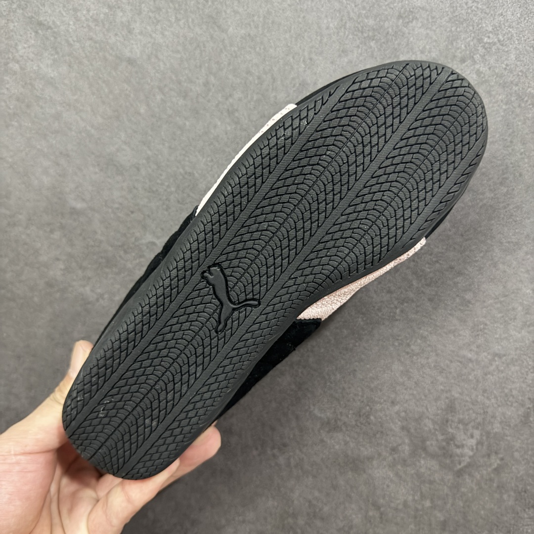 图片[9]-【公司级】PUMA Speedcat 彪马 低帮 男女同款 防滑耐磨低邦训练鞋生活休闲鞋赛车鞋 在本次复刻版本中，Speedcat OG鞋款以质感麂皮材质归来，向F1赛车队的标志性队服致敬。细节设计上，鞋头部位精心绣制了PUMA标志性的美洲狮Logo图案，而鞋舌与Formstrip上方则巧妙地融入了白色Puma及品牌Logo，为鞋款增添一抹奢华感。侧面白色流线型LLogo加上白色Puma字样，值得一提的是，全新Speedcatn OG鞋款忠于经典原版设计，保留窄版廓形以及格调鲜明的薄底构造，重塑风靡一时的千禧美学；这不仅是对经典的一次致敬，也预示着Speedcat将再次迎来崭新的黄金时代，引领薄底鞋时尚新风潮。 货号：398846-04 尺码：35.5-45带半码 编码：LNHB200210-选品中心