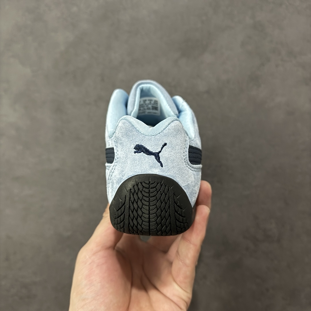 图片[4]-【公司级】PUMA Speedcat 彪马 低帮 男女同款 防滑耐磨低邦训练鞋生活休闲鞋赛车鞋 在本次复刻版本中，Speedcat OG鞋款以质感麂皮材质归来，向F1赛车队的标志性队服致敬。细节设计上，鞋头部位精心绣制了PUMA标志性的美洲狮Logo图案，而鞋舌与Formstrip上方则巧妙地融入了白色Puma及品牌Logo，为鞋款增添一抹奢华感。侧面白色流线型LLogo加上白色Puma字样，值得一提的是，全新Speedcatn OG鞋款忠于经典原版设计，保留窄版廓形以及格调鲜明的薄底构造，重塑风靡一时的千禧美学；这不仅是对经典的一次致敬，也预示着Speedcat将再次迎来崭新的黄金时代，引领薄底鞋时尚新风潮。 货号：398846-04 尺码：35.5-45带半码 编码：LNHB200210-选品中心