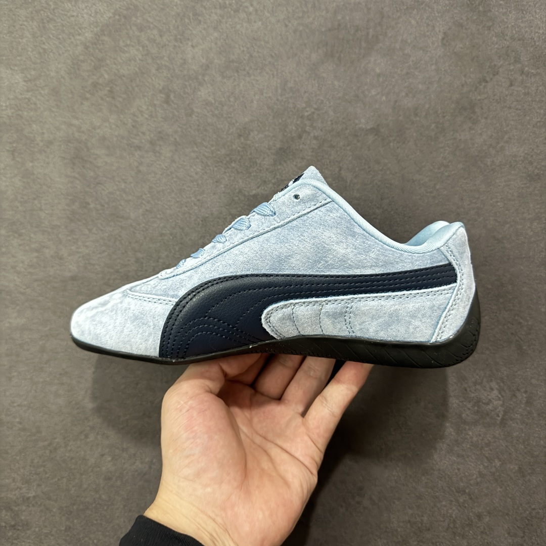 图片[2]-【公司级】PUMA Speedcat 彪马 低帮 男女同款 防滑耐磨低邦训练鞋生活休闲鞋赛车鞋 在本次复刻版本中，Speedcat OG鞋款以质感麂皮材质归来，向F1赛车队的标志性队服致敬。细节设计上，鞋头部位精心绣制了PUMA标志性的美洲狮Logo图案，而鞋舌与Formstrip上方则巧妙地融入了白色Puma及品牌Logo，为鞋款增添一抹奢华感。侧面白色流线型LLogo加上白色Puma字样，值得一提的是，全新Speedcatn OG鞋款忠于经典原版设计，保留窄版廓形以及格调鲜明的薄底构造，重塑风靡一时的千禧美学；这不仅是对经典的一次致敬，也预示着Speedcat将再次迎来崭新的黄金时代，引领薄底鞋时尚新风潮。 货号：398846-04 尺码：35.5-45带半码 编码：LNHB200210-选品中心
