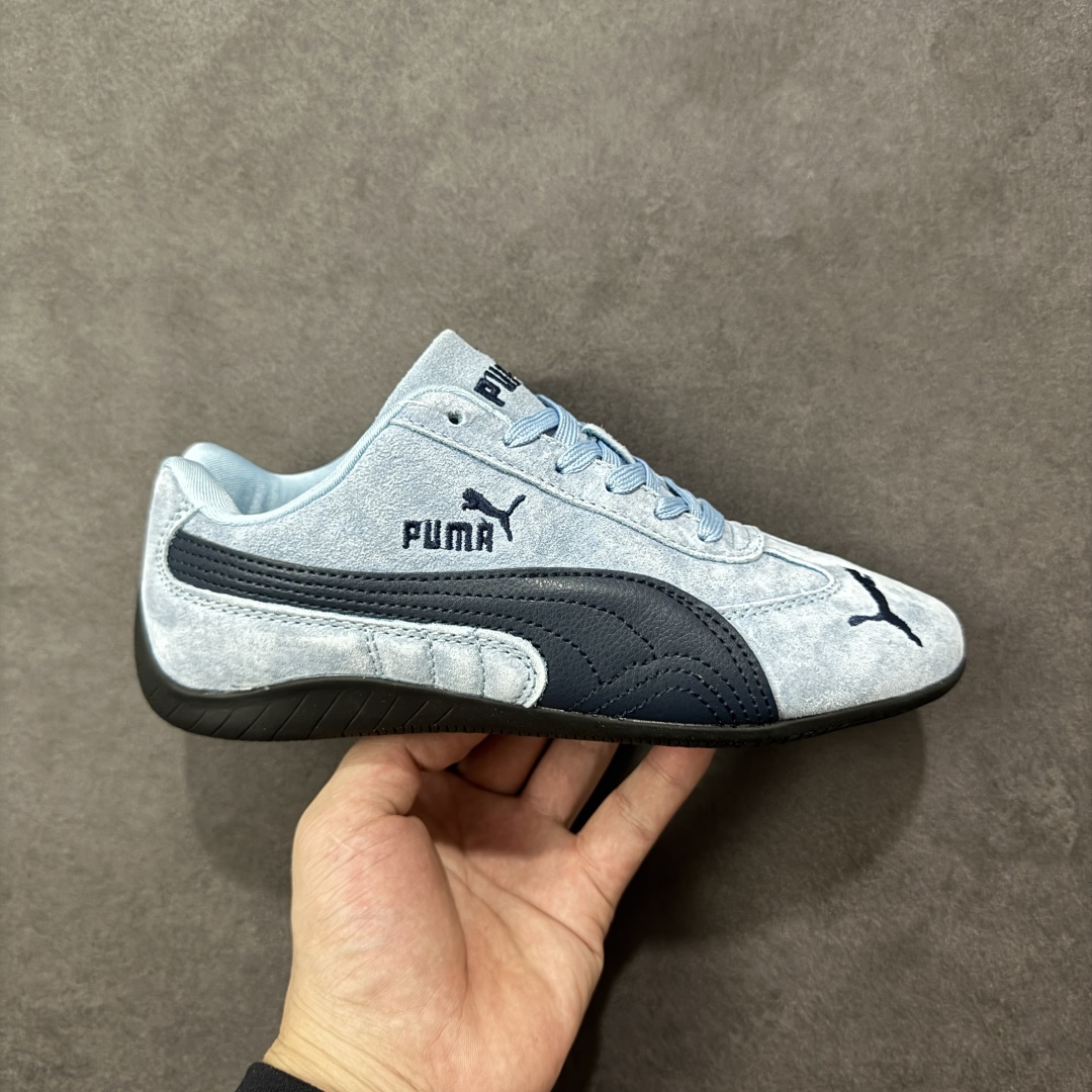 【公司级】PUMA Speedcat 彪马 低帮 男女同款 防滑耐磨低邦训练鞋生活休闲鞋赛车鞋 在本次复刻版本中,Speedcat OG鞋款以质感麂皮材质归来,向F1赛车队的标志性队服致敬。细节设计上,鞋头部位精心绣制了PUMA标志性的美洲狮Logo图案,而鞋舌与Formstrip上方则巧妙地融入了白色Puma及品牌Logo,为鞋款增添一抹奢华感。侧面白色流线型LLogo加上白色Puma字样,值得一提的是,全新Speedcatn OG鞋款忠于经典原版设计,保留窄版廓形以及格调鲜明的薄底构造,重塑风靡一时的千禧美学;这不仅是对经典的一次致敬,也预示着Speedcat将再次迎来崭新的黄金时代,引领薄底鞋时尚新风潮。 货号:398846-04 尺码:35.5-45带半码 编码:LNHB200210-选品中心