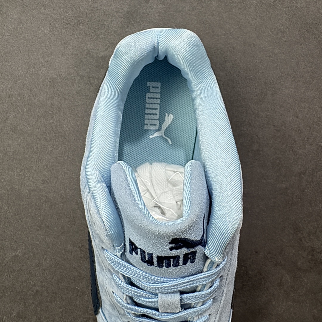 图片[7]-【公司级】PUMA Speedcat 彪马 低帮 男女同款 防滑耐磨低邦训练鞋生活休闲鞋赛车鞋 在本次复刻版本中，Speedcat OG鞋款以质感麂皮材质归来，向F1赛车队的标志性队服致敬。细节设计上，鞋头部位精心绣制了PUMA标志性的美洲狮Logo图案，而鞋舌与Formstrip上方则巧妙地融入了白色Puma及品牌Logo，为鞋款增添一抹奢华感。侧面白色流线型LLogo加上白色Puma字样，值得一提的是，全新Speedcatn OG鞋款忠于经典原版设计，保留窄版廓形以及格调鲜明的薄底构造，重塑风靡一时的千禧美学；这不仅是对经典的一次致敬，也预示着Speedcat将再次迎来崭新的黄金时代，引领薄底鞋时尚新风潮。 货号：398846-04 尺码：35.5-45带半码 编码：LNHB200210-选品中心