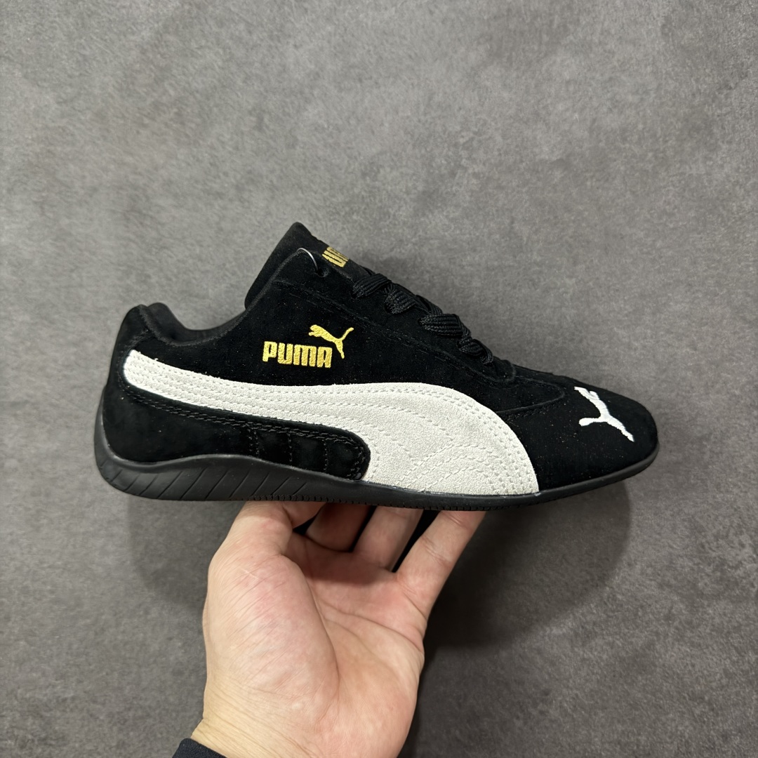 【公司级】PUMA Speedcat 彪马 低帮 男女同款 防滑耐磨低邦训练鞋生活休闲鞋赛车鞋 在本次复刻版本中,Speedcat OG鞋款以质感麂皮材质归来,向F1赛车队的标志性队服致敬。细节设计上,鞋头部位精心绣制了PUMA标志性的美洲狮Logo图案,而鞋舌与Formstrip上方则巧妙地融入了白色Puma及品牌Logo,为鞋款增添一抹奢华感。侧面白色流线型LLogo加上白色Puma字样,值得一提的是,全新Speedcatn OG鞋款忠于经典原版设计,保留窄版廓形以及格调鲜明的薄底构造,重塑风靡一时的千禧美学;这不仅是对经典的一次致敬,也预示着Speedcat将再次迎来崭新的黄金时代,引领薄底鞋时尚新风潮。 货号:398846-04 尺码:35.5-45带半码 编码:LNHB200210-选品中心