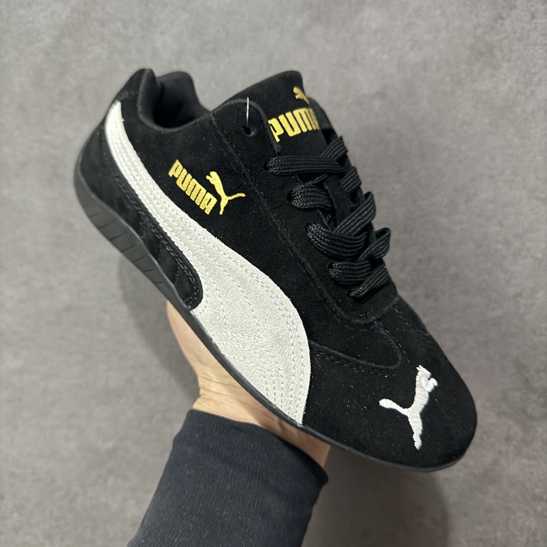 图片[3]-【公司级】PUMA Speedcat 彪马 低帮 男女同款 防滑耐磨低邦训练鞋生活休闲鞋赛车鞋 在本次复刻版本中，Speedcat OG鞋款以质感麂皮材质归来，向F1赛车队的标志性队服致敬。细节设计上，鞋头部位精心绣制了PUMA标志性的美洲狮Logo图案，而鞋舌与Formstrip上方则巧妙地融入了白色Puma及品牌Logo，为鞋款增添一抹奢华感。侧面白色流线型LLogo加上白色Puma字样，值得一提的是，全新Speedcatn OG鞋款忠于经典原版设计，保留窄版廓形以及格调鲜明的薄底构造，重塑风靡一时的千禧美学；这不仅是对经典的一次致敬，也预示着Speedcat将再次迎来崭新的黄金时代，引领薄底鞋时尚新风潮。 货号：398846-04 尺码：35.5-45带半码 编码：LNHB200210-选品中心
