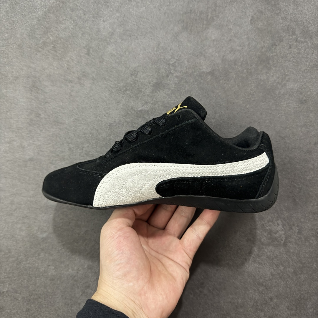 图片[2]-【公司级】PUMA Speedcat 彪马 低帮 男女同款 防滑耐磨低邦训练鞋生活休闲鞋赛车鞋 在本次复刻版本中，Speedcat OG鞋款以质感麂皮材质归来，向F1赛车队的标志性队服致敬。细节设计上，鞋头部位精心绣制了PUMA标志性的美洲狮Logo图案，而鞋舌与Formstrip上方则巧妙地融入了白色Puma及品牌Logo，为鞋款增添一抹奢华感。侧面白色流线型LLogo加上白色Puma字样，值得一提的是，全新Speedcatn OG鞋款忠于经典原版设计，保留窄版廓形以及格调鲜明的薄底构造，重塑风靡一时的千禧美学；这不仅是对经典的一次致敬，也预示着Speedcat将再次迎来崭新的黄金时代，引领薄底鞋时尚新风潮。 货号：398846-04 尺码：35.5-45带半码 编码：LNHB200210-选品中心